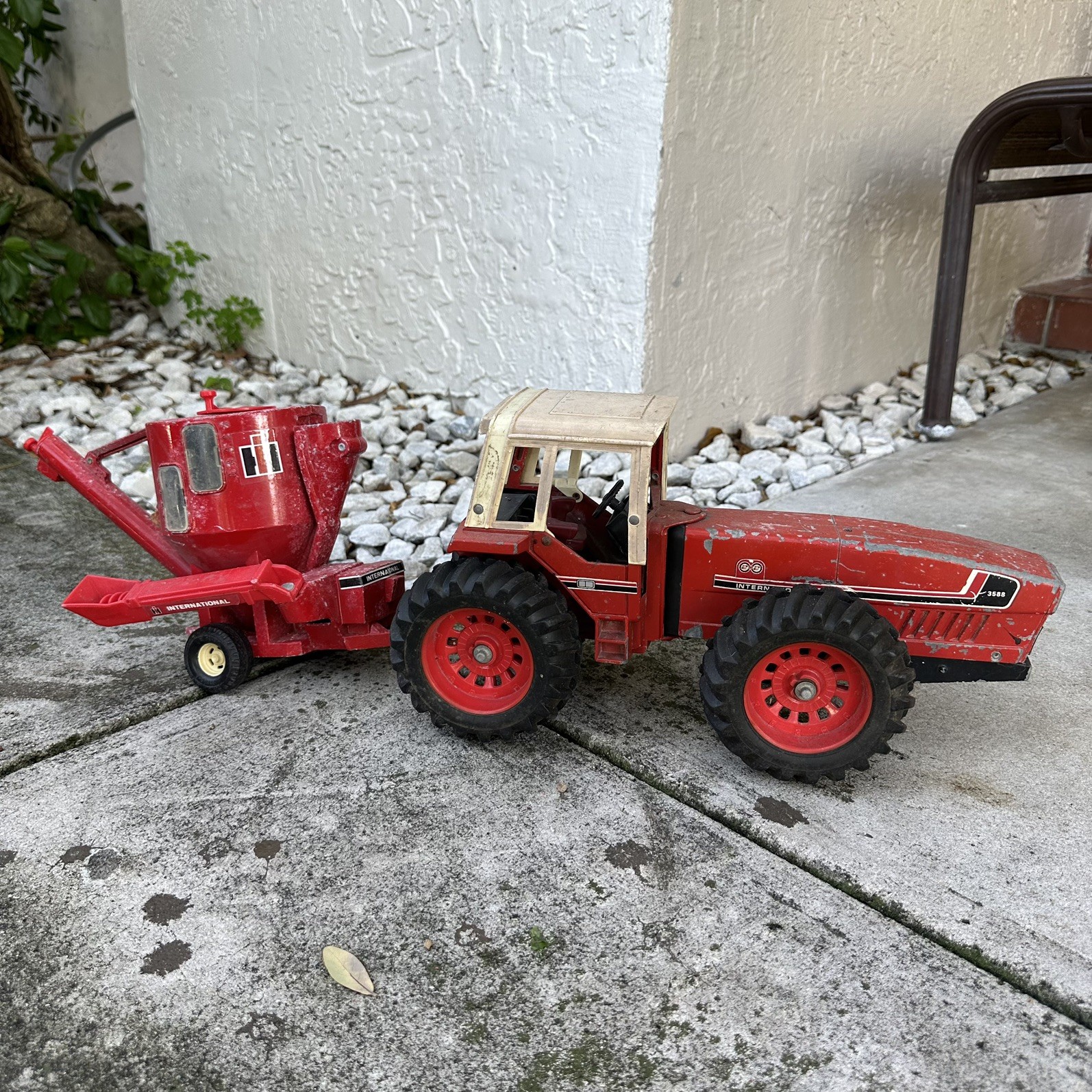Vintage Ertl International Harvester 3588 2+2 1/16 ScaleDiecast Farm Tractor 
