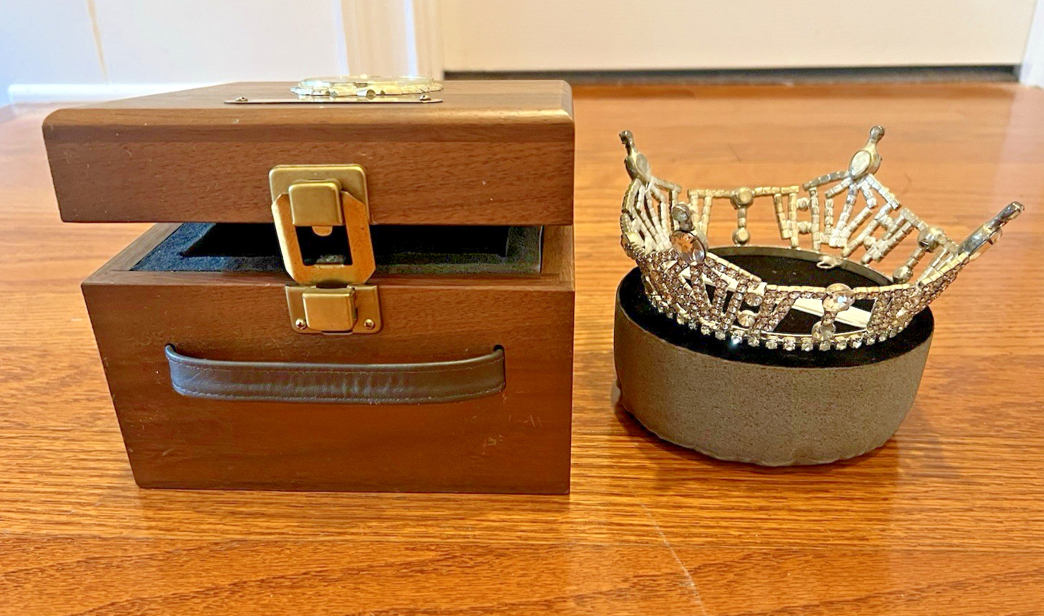 AUTHEN. Official MAO Halmk. Miss America Pageant Crown Schoppy Inc. Walnut Case