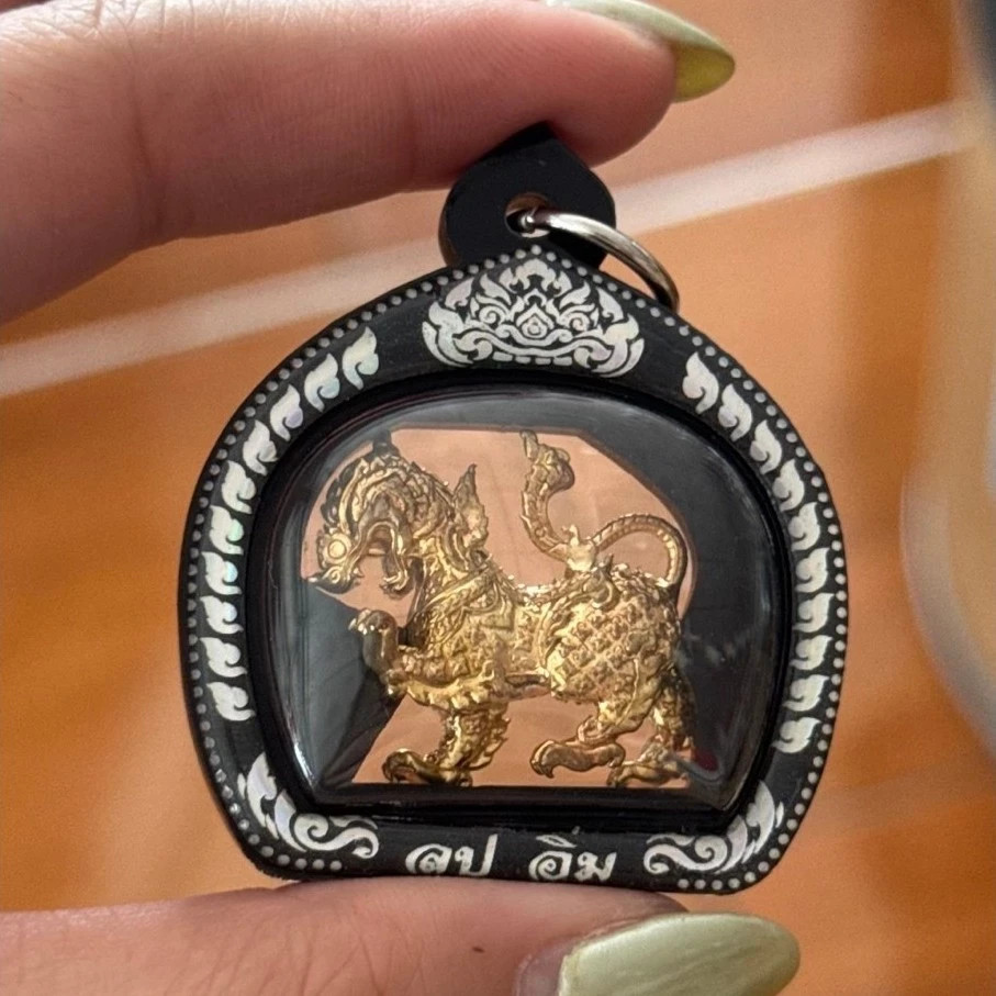 Singha Billionaire Lion Pendant LP im Wat Thung Na Mai Temple Thai Buddha Amulet