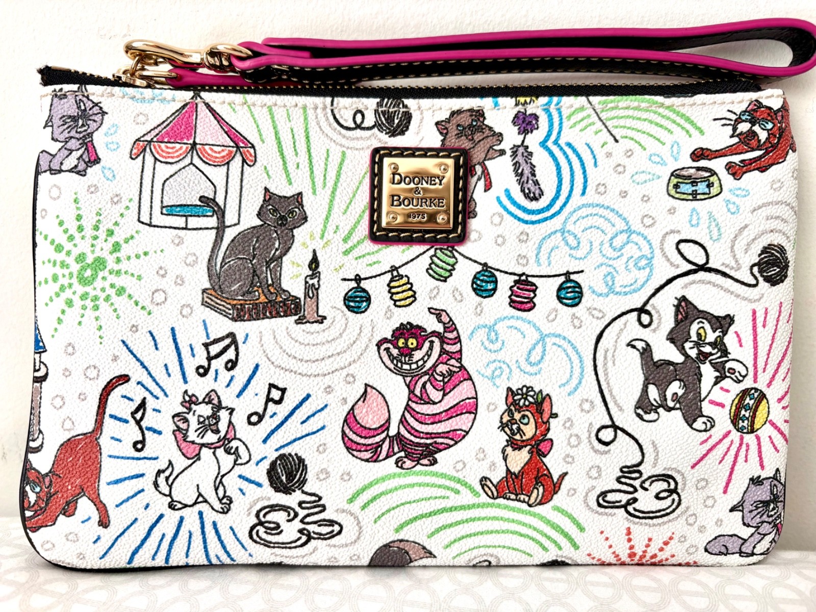 NWOT DISNEY Sketch CATS Dooney & Bourke 6” x 9” Wristlet Disney Parks Exclusive NWOT DISNEY Sketch CATS Dooney & Bourke 6” x 9” Wristlet Disney Parks Exclusive