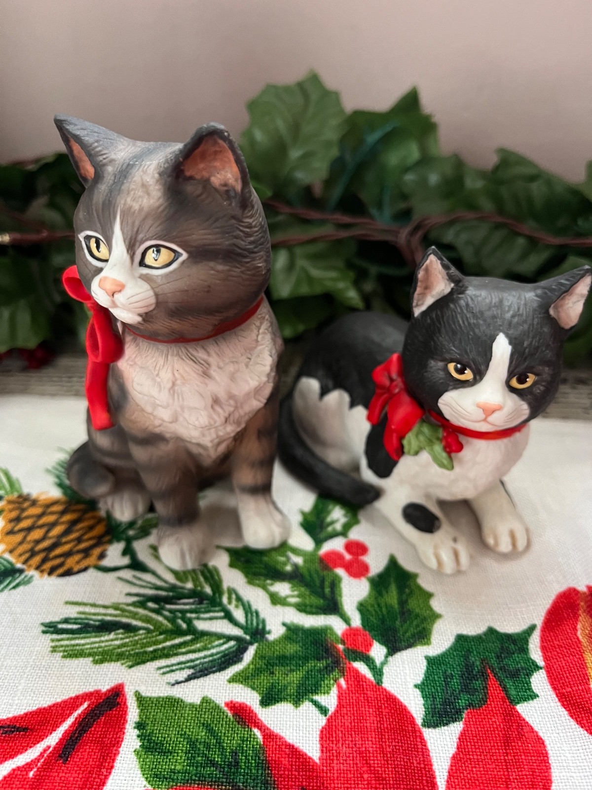 Vintage Schmid Christmas Cats 2 Figurines 1983 In Very Good Condition Sweet MEOW