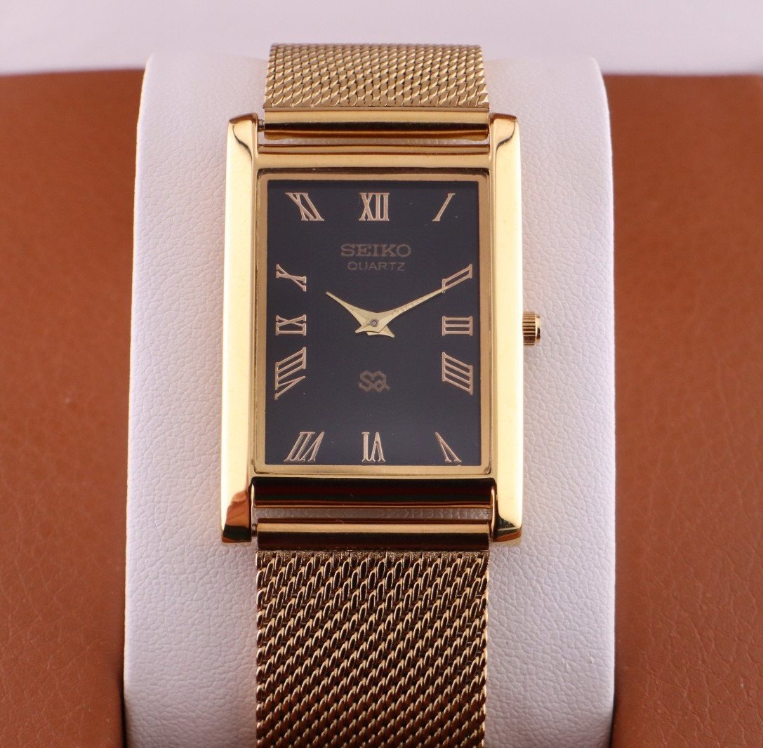 Vintage Seiko Slim Quartz Men's Wrist Watch Black  Dial with Gold Bracelet.