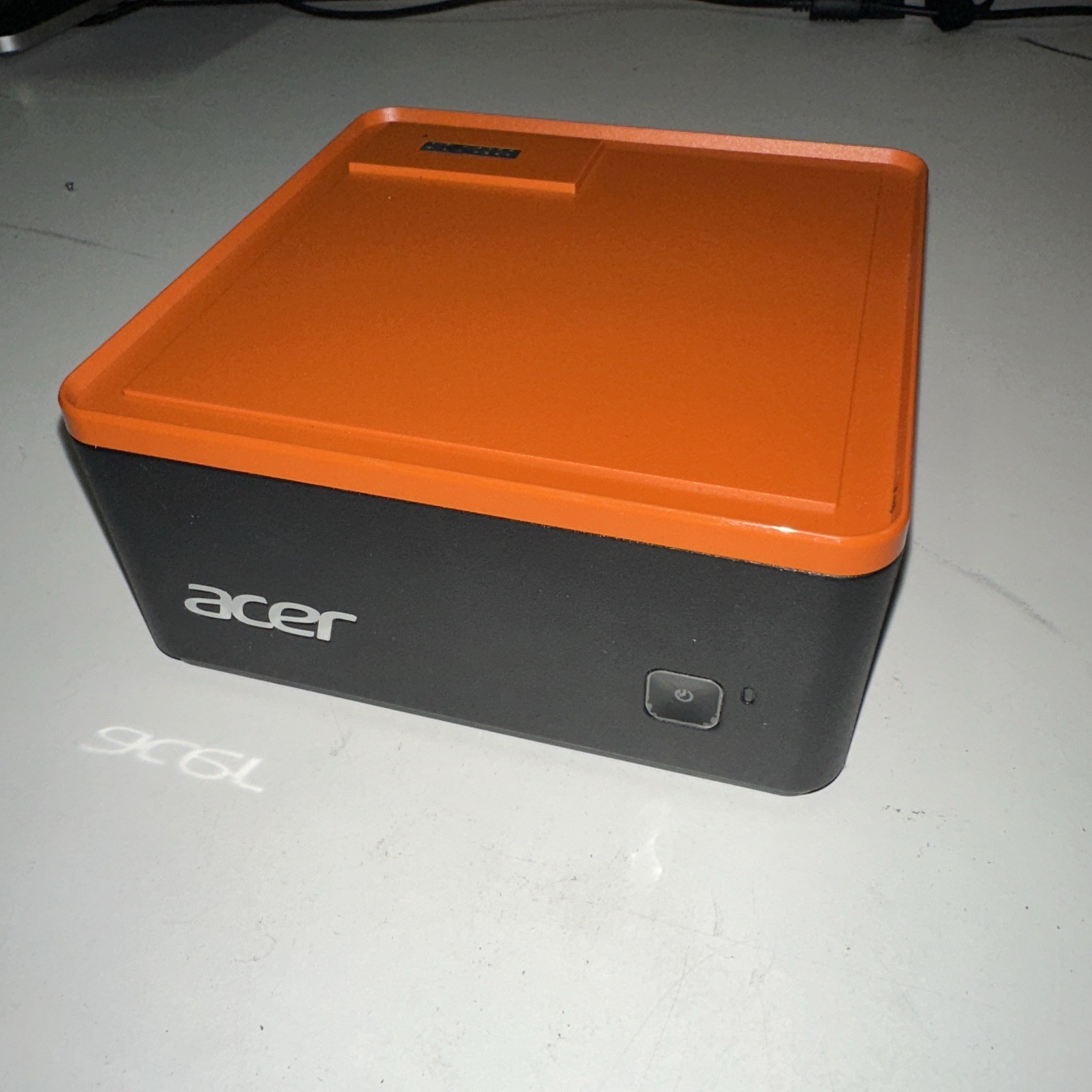 Acer Revo Build M1-601-UR51 SFF PC Intel N3050/2GB DDR3L/32GB eMMC/Win10 Acer Revo Build M1-601-UR51 SFF PC Intel N3050/2GB DDR3L/32GB eMMC/Win10