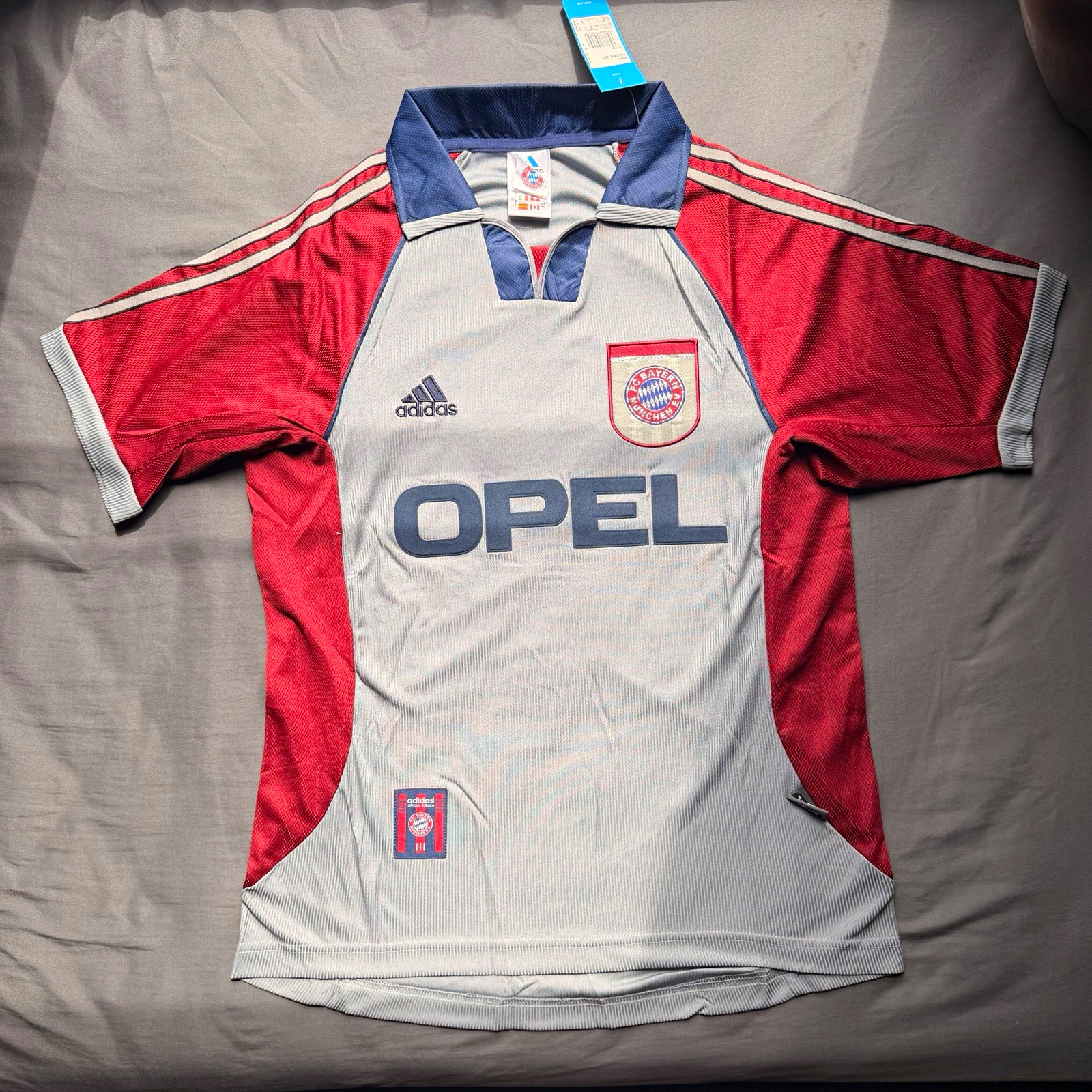 Retro adidas FC Bayern München Gray/Red/Blue Soccer Jersey Size Medium Retro adidas FC Bayern München Gray/Red/Blue Soccer Jersey Size Medium