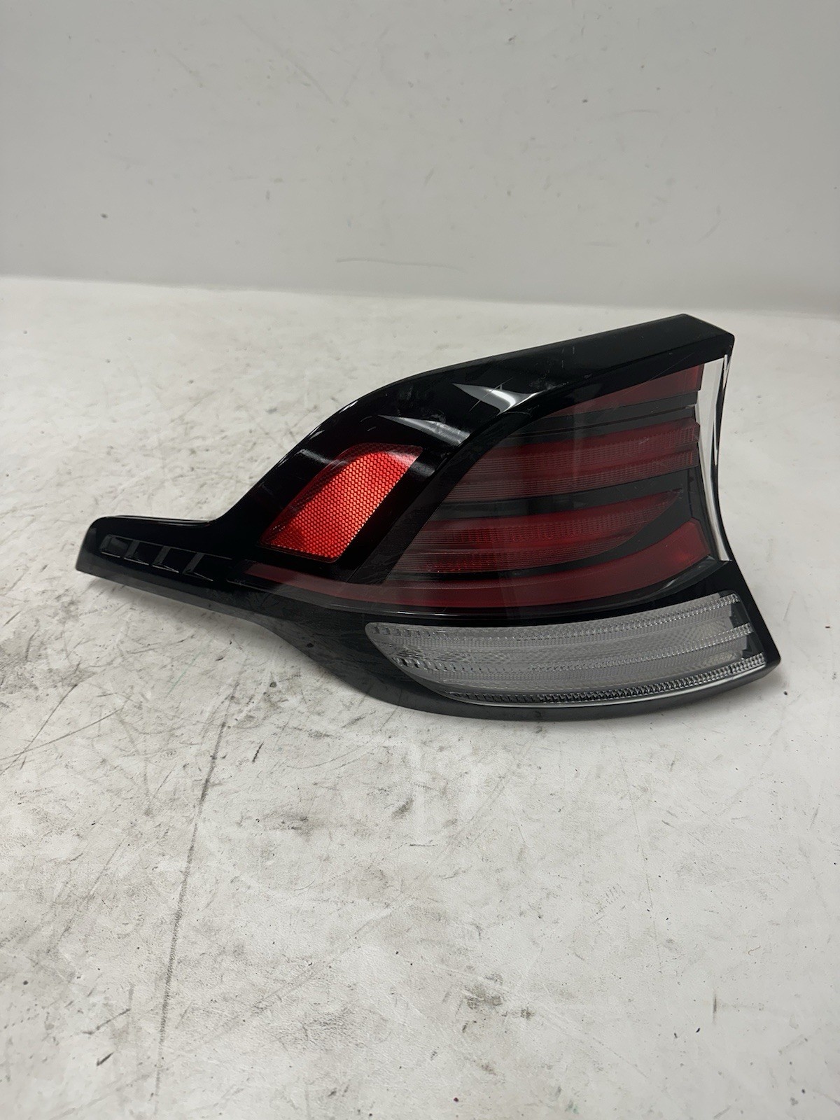 2023 2024 2025 Kia Sportage LH Left Halogen LED Outer Tail Light 92401-DW100 OEM 2023 2024 2025 Kia Sportage LH Left Halogen LED Outer Tail Light 92401-DW100 OEM