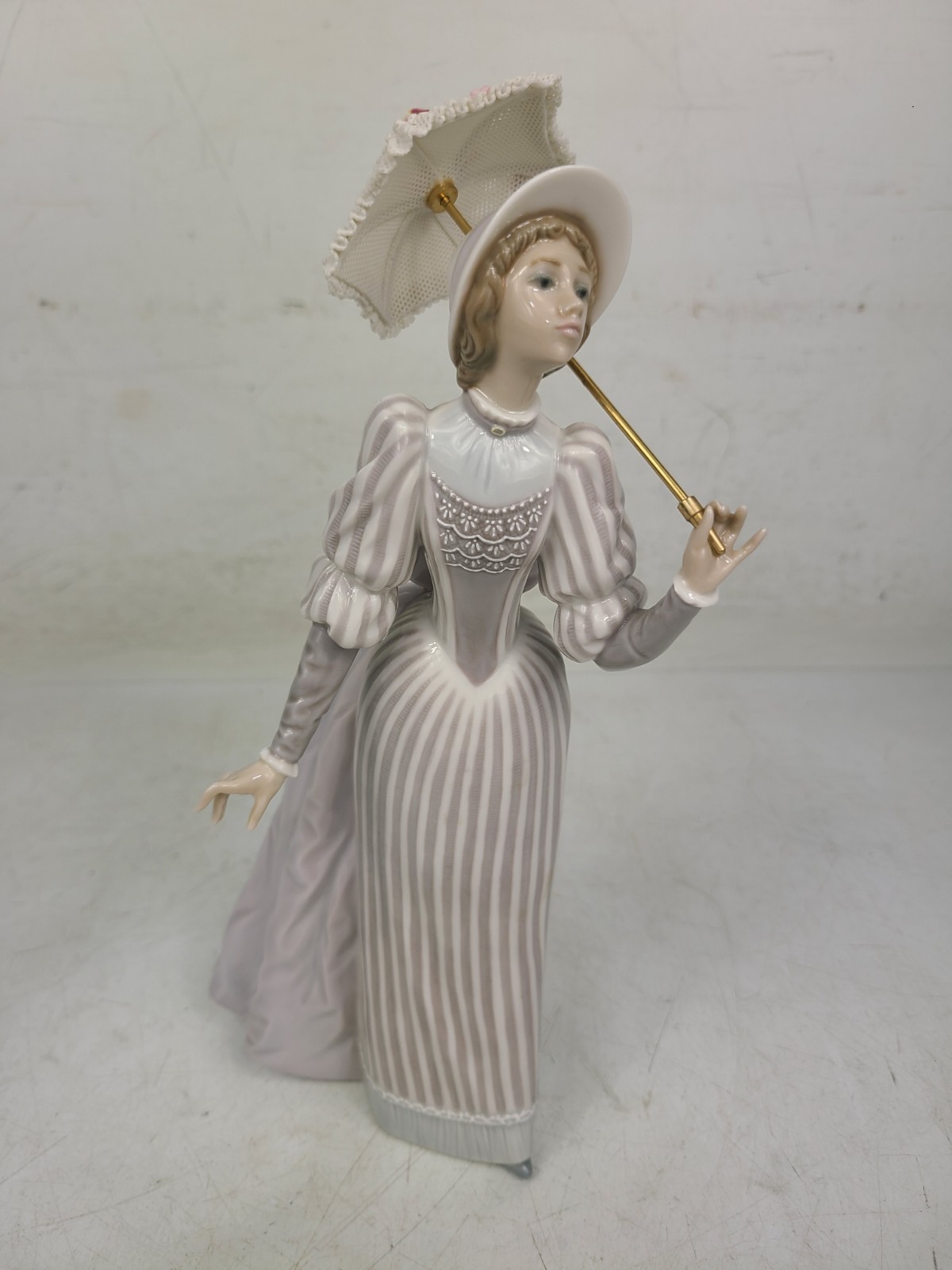 Lladro Figurine English Lady With Parasol 5324