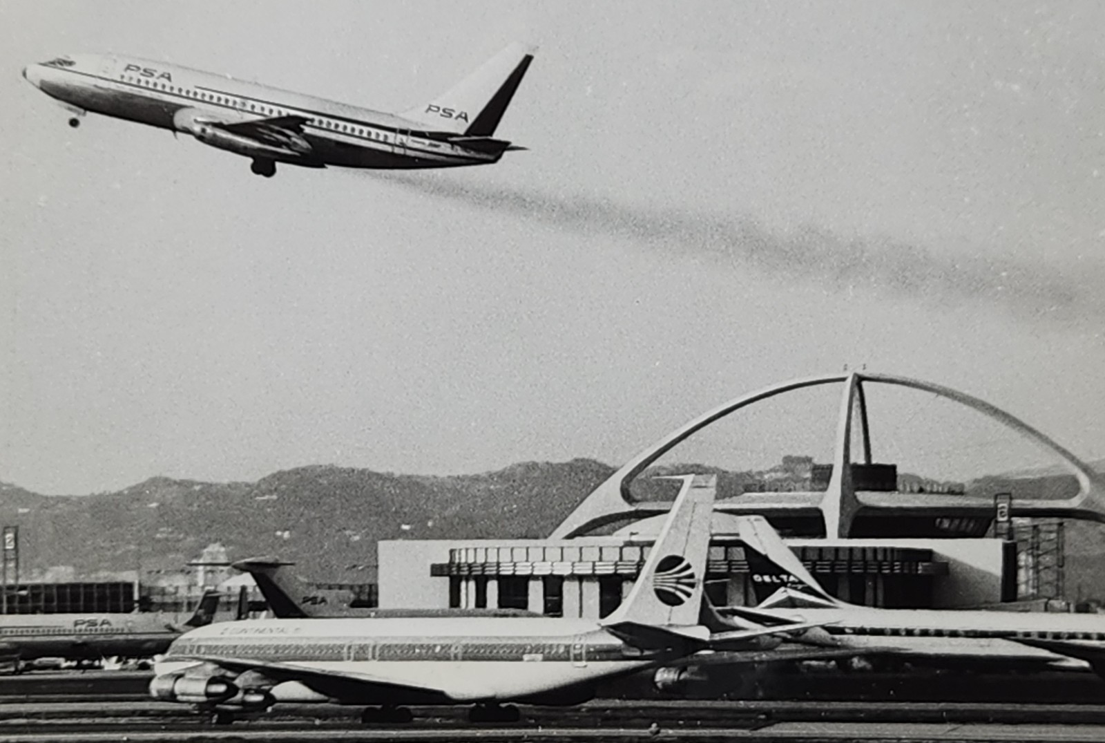 Vintage 1970 UPI Wire Photo LAX Airport Smog Pollution PSA Boeing 737 Delta DC-8