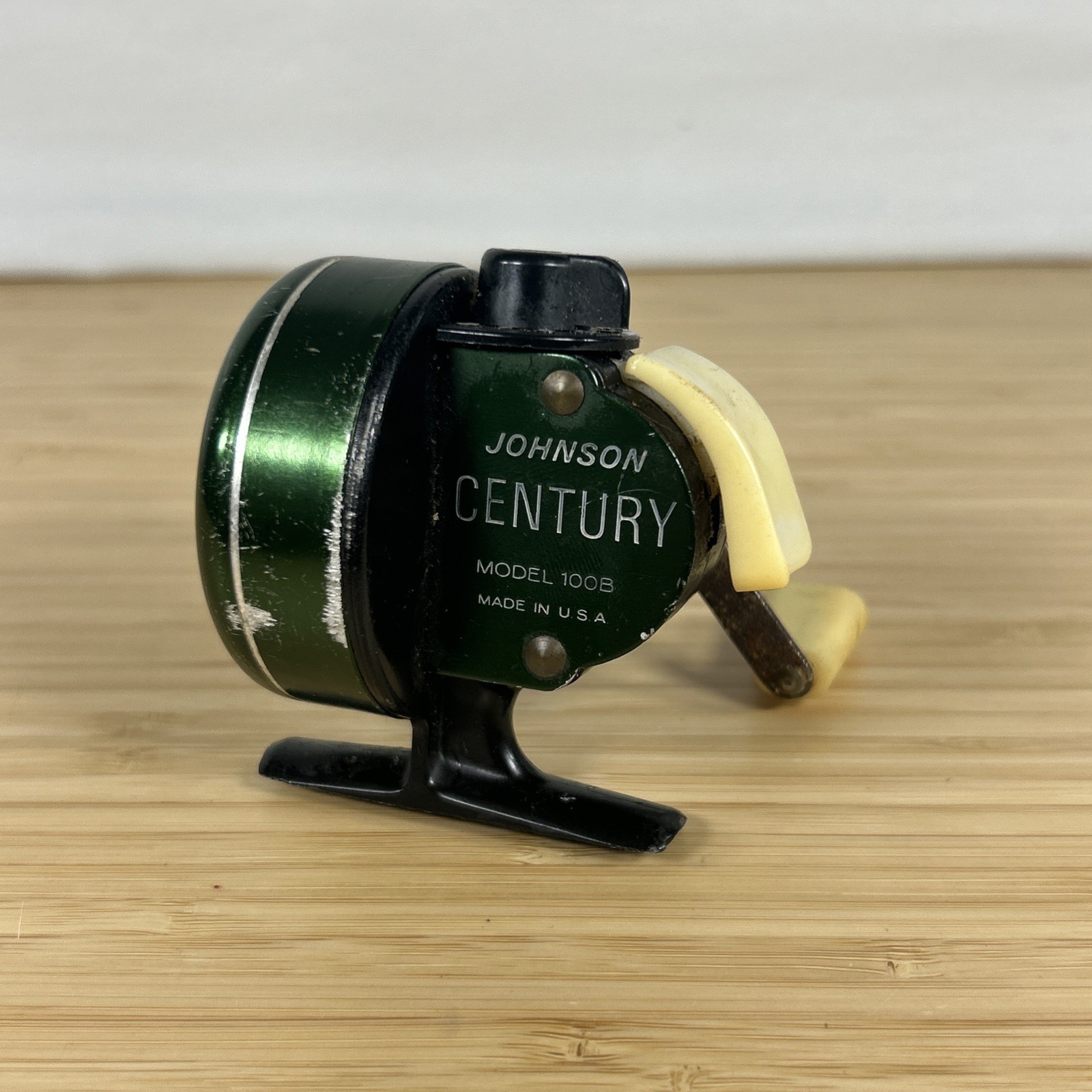 Vintage Johnson Century 100B Closed Face Spincast Fishing Reel (Green)
