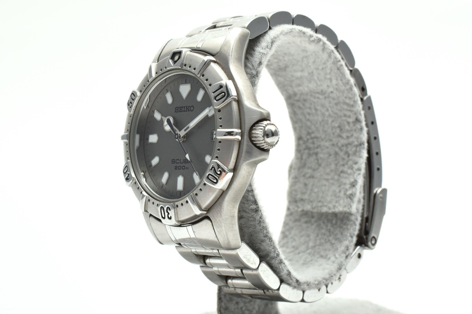 Seiko Scuba 7N35-6010  Quartz  200m  Quartz Gunmetal Gray Dial Diver Watch