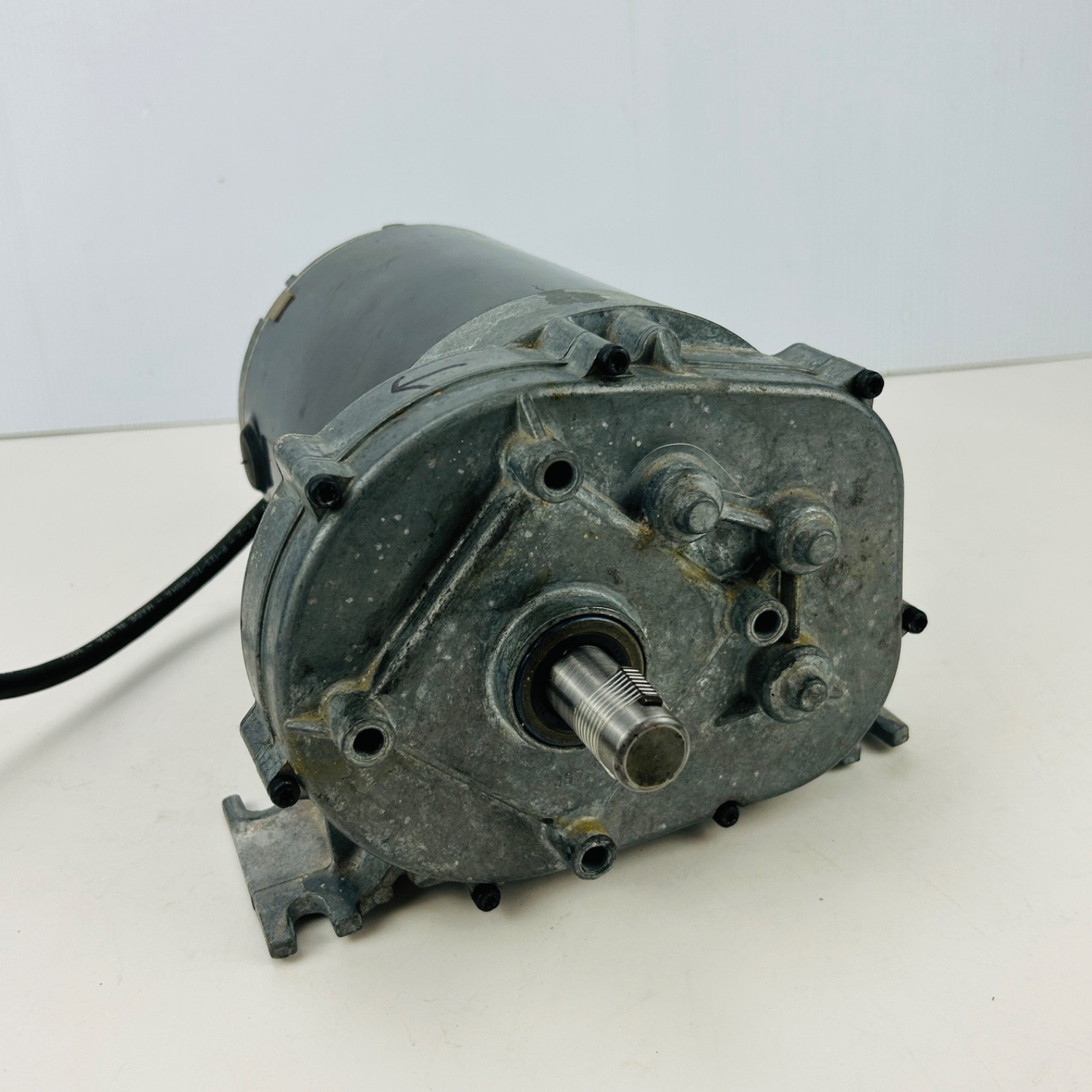 Dayton AC Gearmotor 5K934C Parallel Single Output Shaft 600 in-lb Max Torque