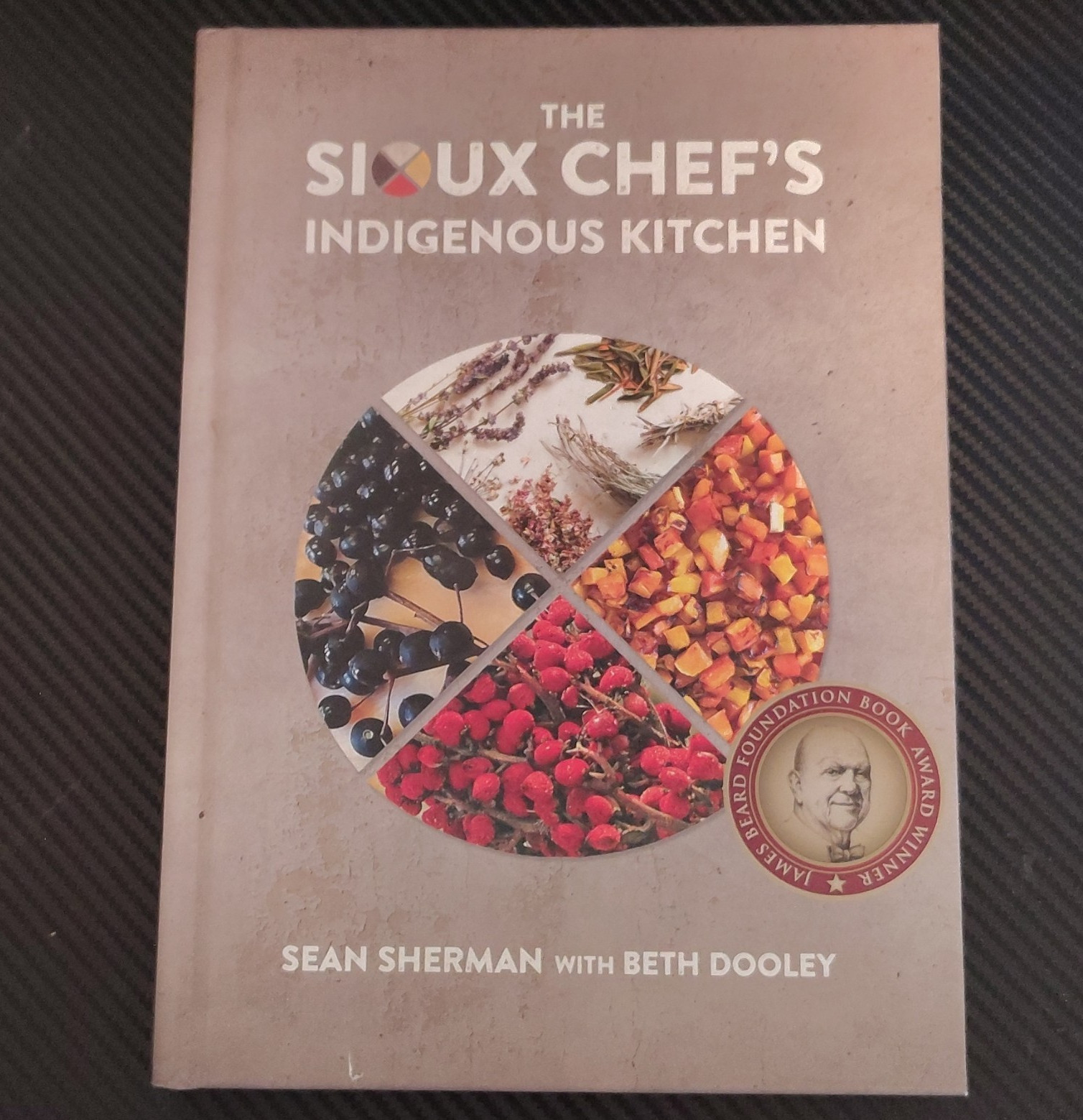 Sean Sherman & Beth Dooley The Sioux Chef\'s Indigenous Kitchen HC 2017