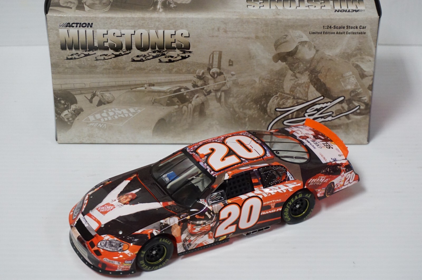1/24 Tony Stewart #20 1999 Rookie of the Year Club Car - 2005 Milestones RCCA 1/24 Tony Stewart #20 1999 Rookie of the Year Club Car - 2005 Milestones RCCA