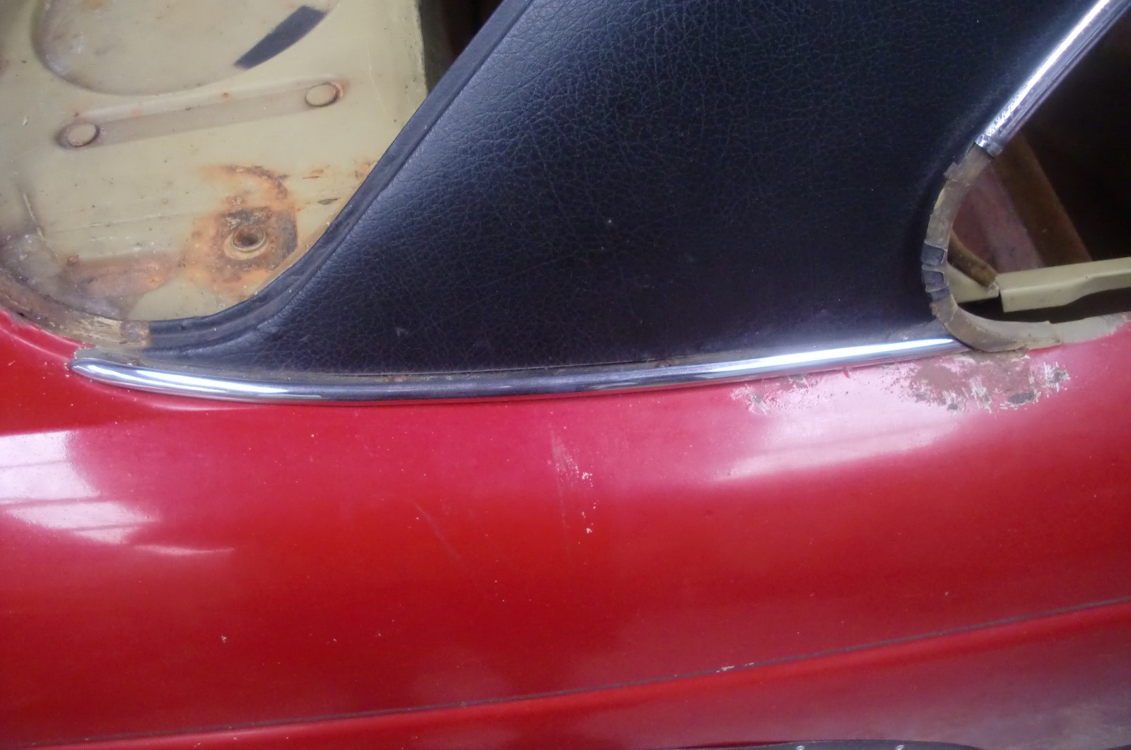 JAGUAR / DAIMLER S2 XJC COUPE REAR ROOF PILLAR CHROME TRIM USED, R/H O/S BD42105