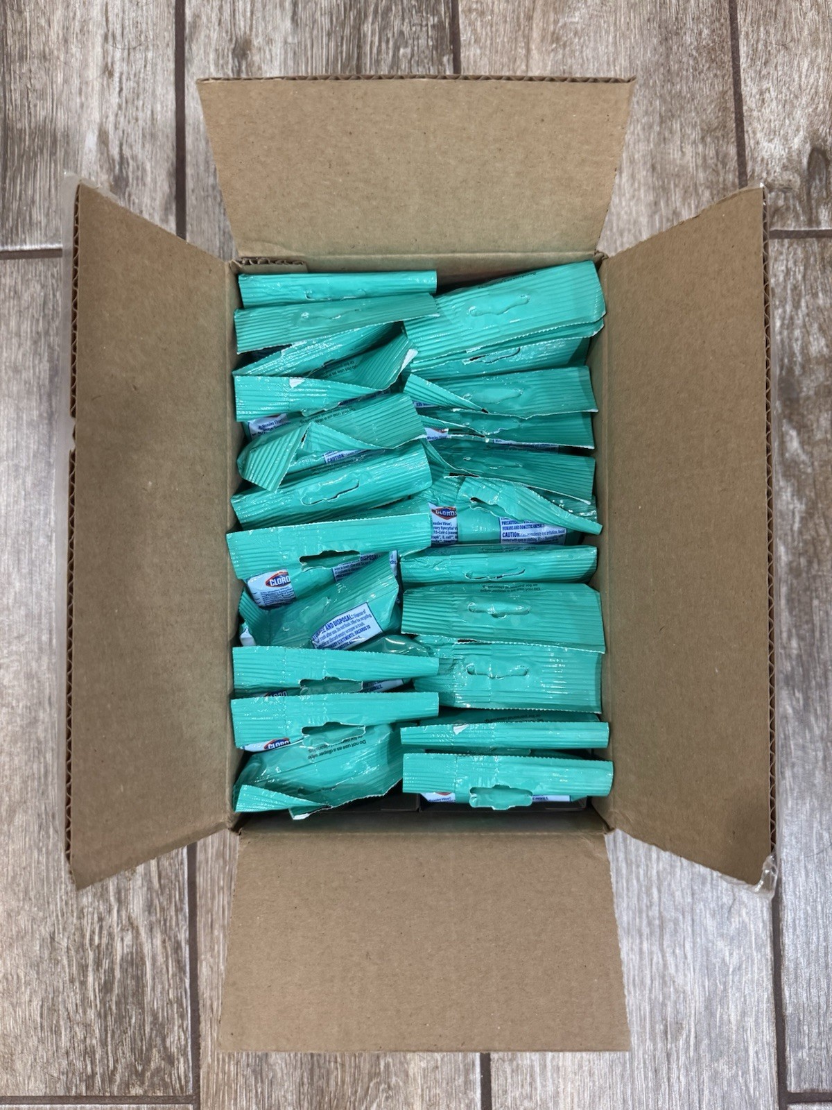 24 Pack of Clorox Disinfecting Wipes To Go Pack, Fresh Scent , Total 216 Wipes 24 Pack of Clorox Disinfecting Wipes To Go Pack, Fresh Scent , Total 216 Wipes
