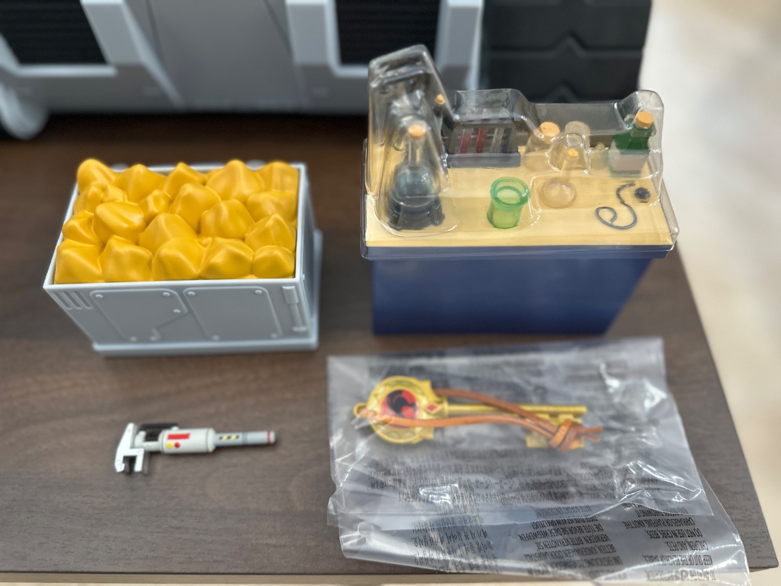 Super7 ThunderCats ULTIMATESLab set,Key of Thundera,Samoflange tool & Ore Crate Super7 ThunderCats ULTIMATESLab set,Key of Thundera,Samoflange tool & Ore Crate
