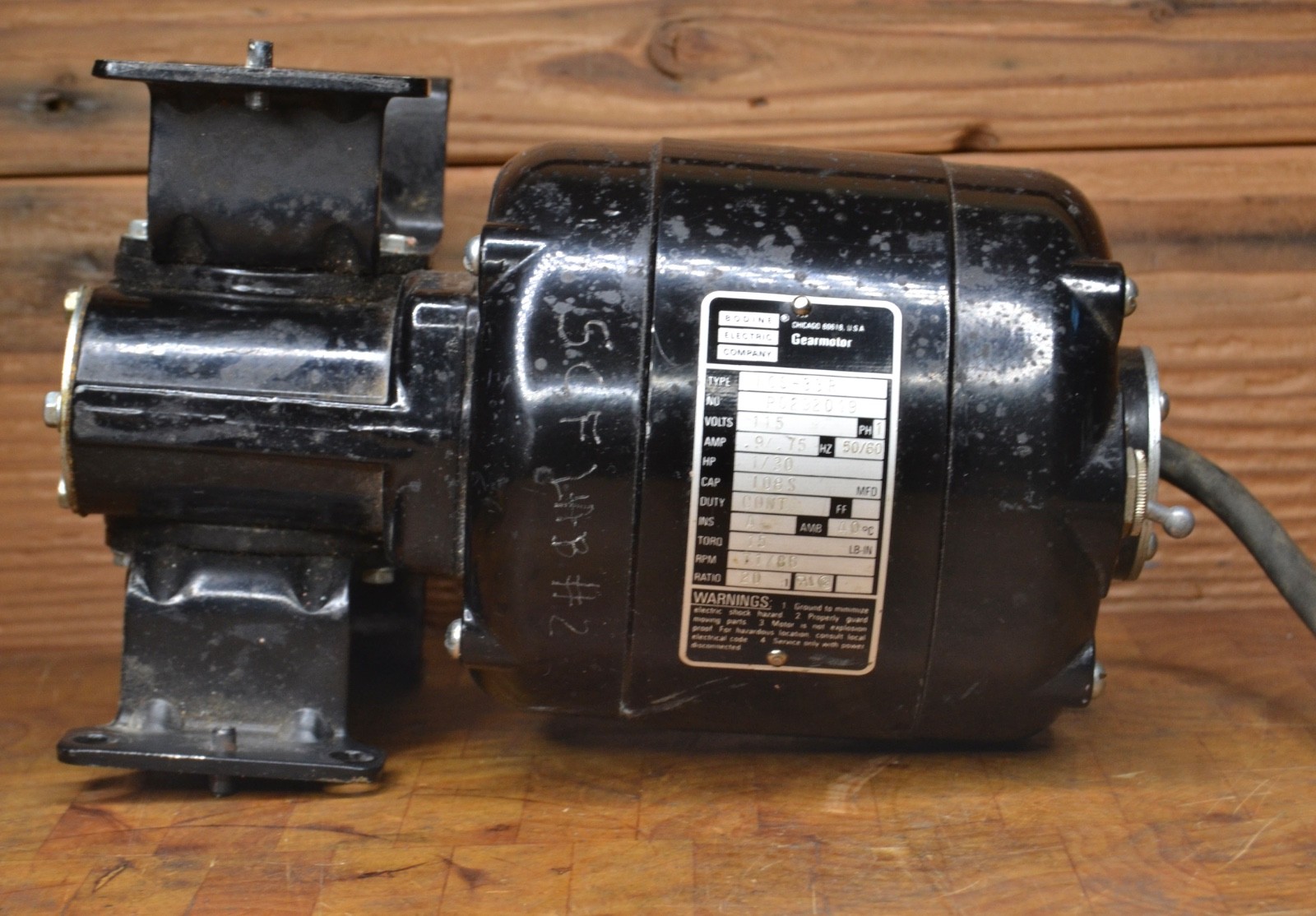 Bodine Electric Company Gear Motor Type NCS-33R 115V .9/.75 A  1/30 HP 20:1 15Lb