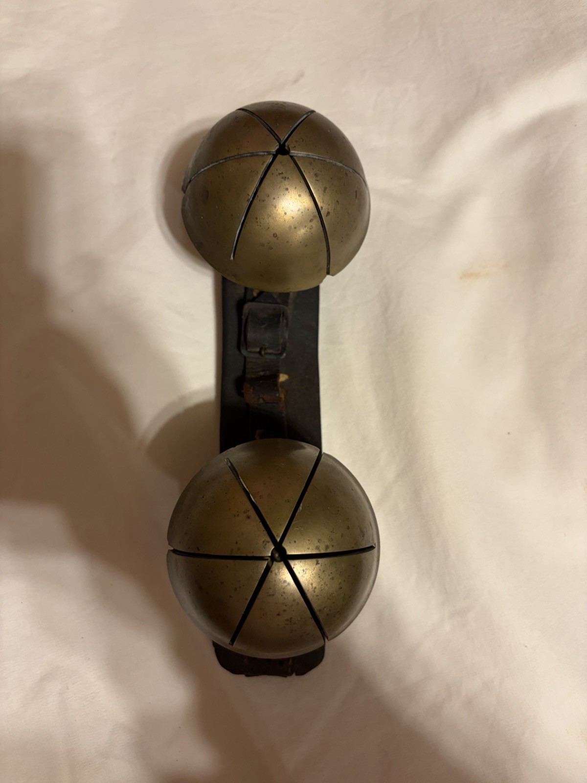 Antique Swedish-style brass sleigh bells on a leather strap/rump or hip bells. Antique Swedish-style brass sleigh bells on a leather strap/rump or hip bells.
