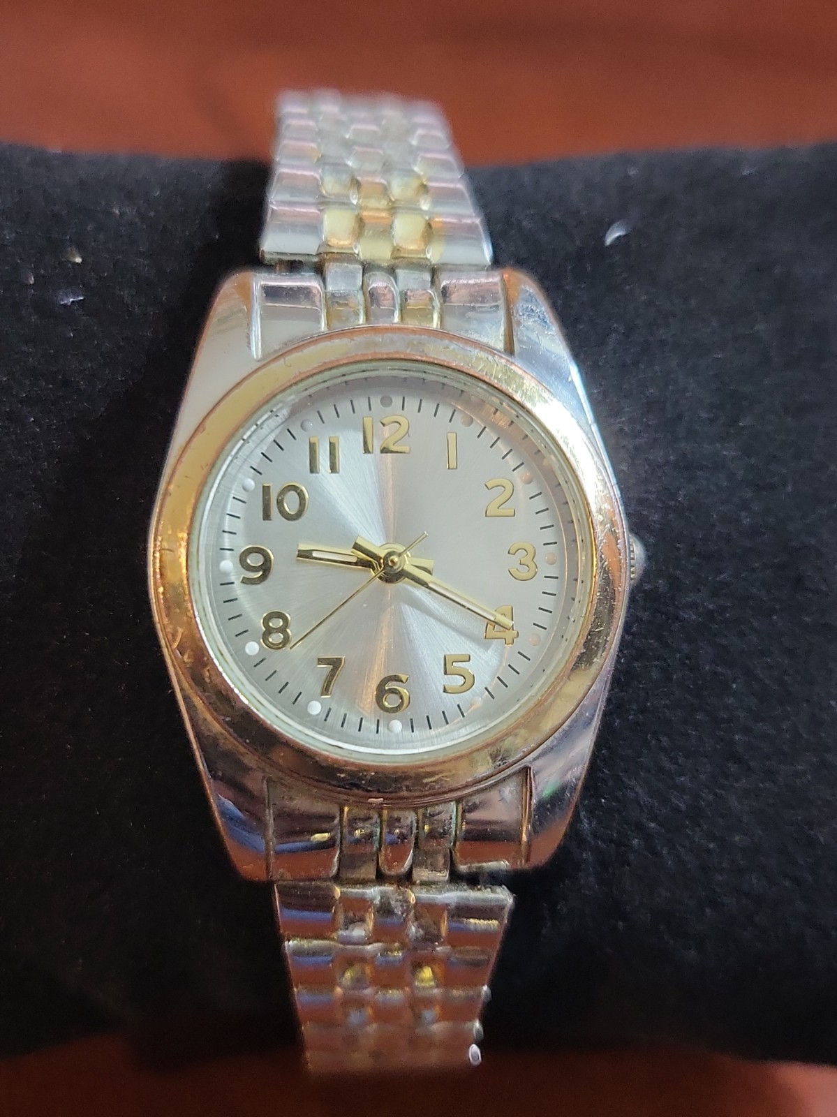 Vintage Ladies Watch Women Round Silver & Gold Tone Luminous Hands- Need Battery Vintage Ladies Watch Women Round Silver & Gold Tone Luminous Hands- Need Battery