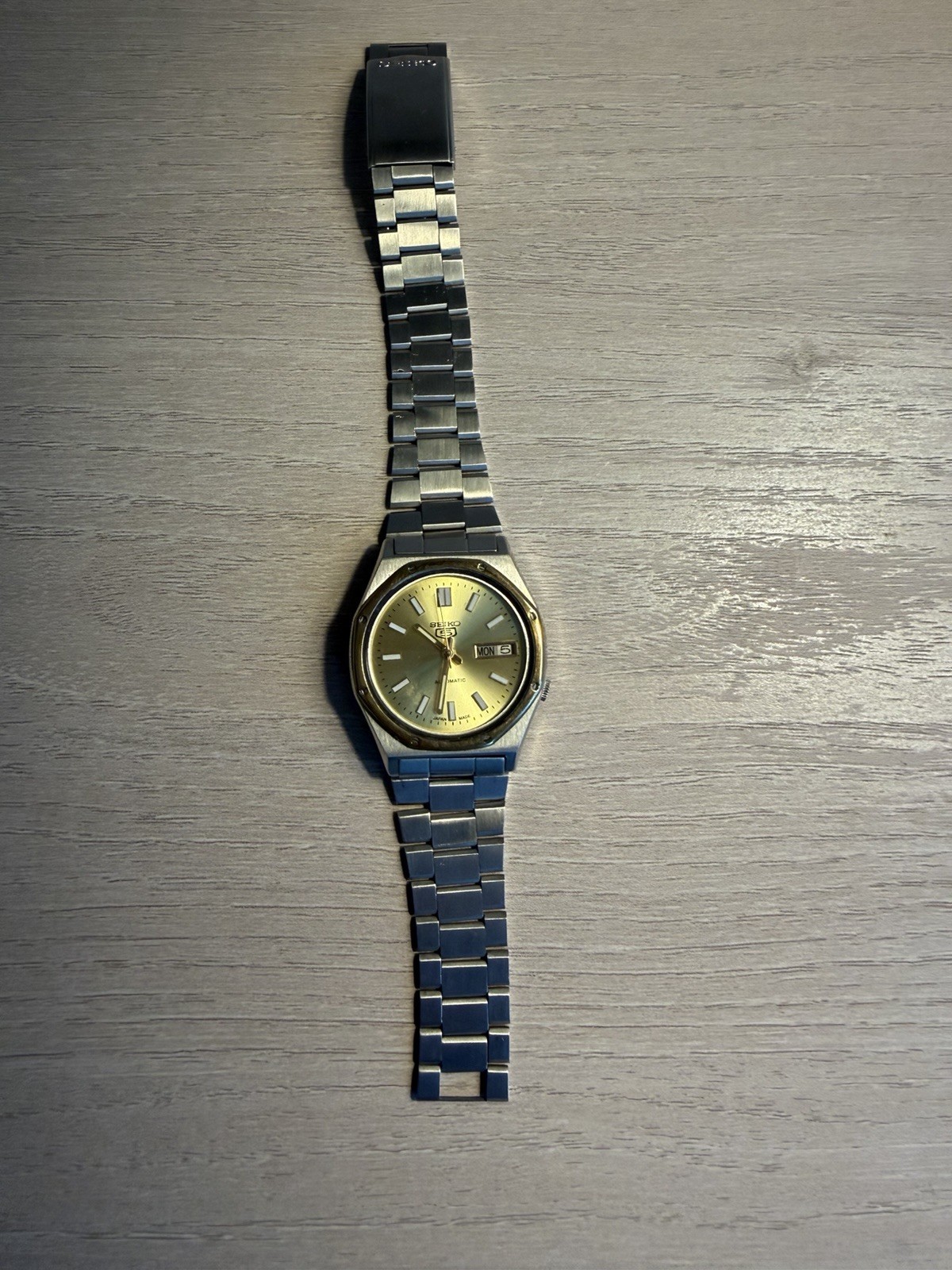 Vintage 1981 Seiko 5 Automatic 7009-8660 Gold Sunburst Dial Day Date Watch Vintage 1981 Seiko 5 Automatic 7009-8660 Gold Sunburst Dial Day Date Watch