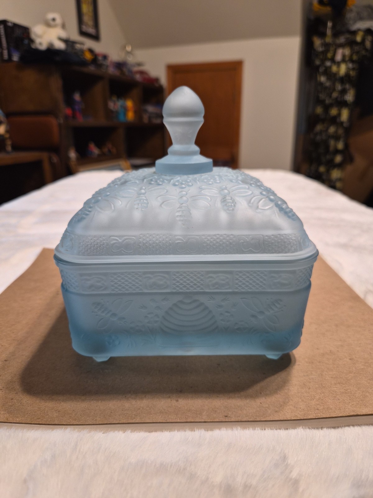 Vtg Tiara Indiana Glass Honey Bee Box Horizon Blue Frosted Satin Candy Dish Lid