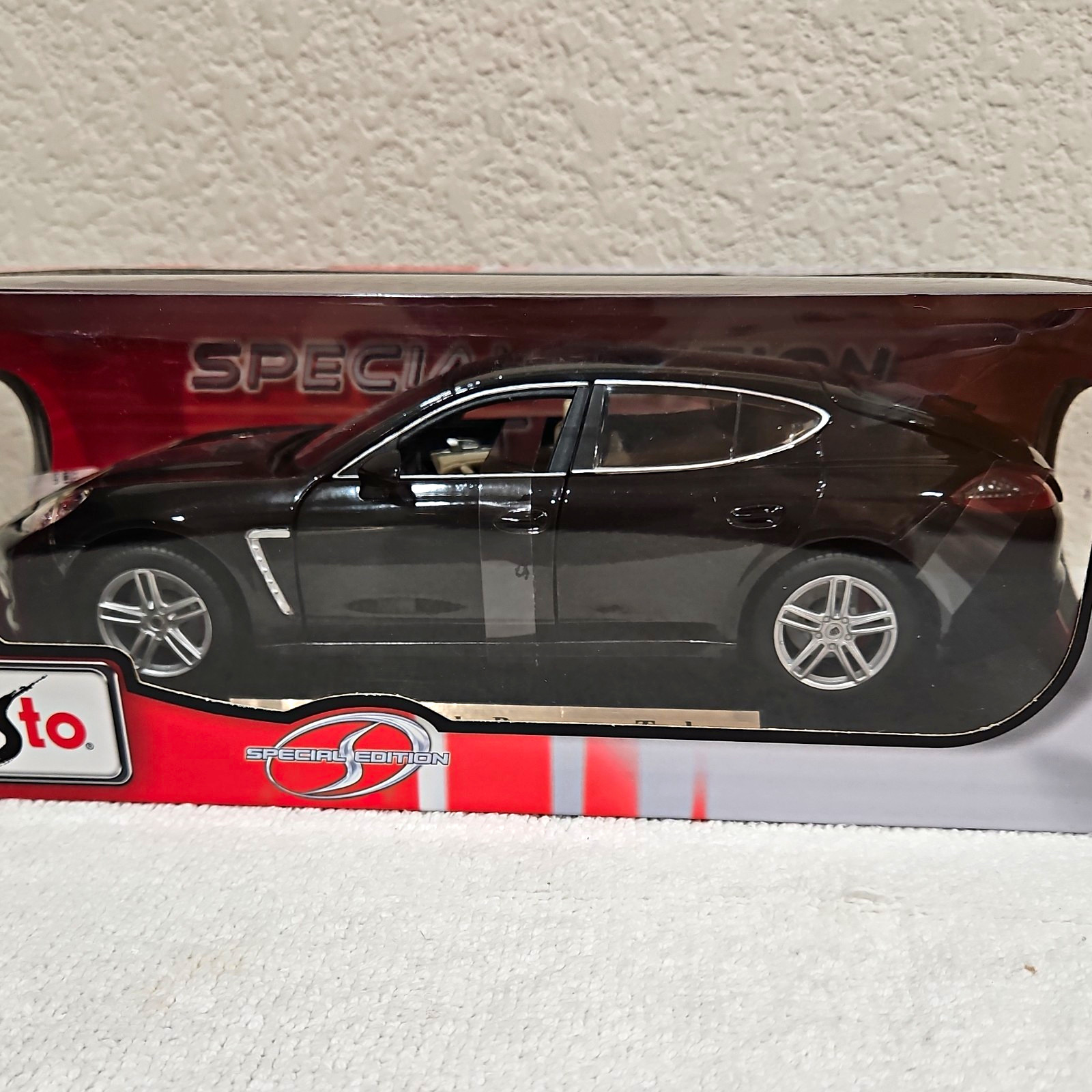 Maisto 1:18 Special Edition Porsche Panamera Turbo Diecast Black, Unopened Box
