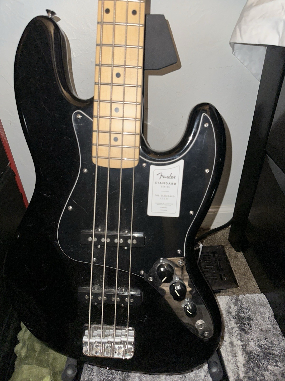 Fender Standard Series Jazz Bass 4-String Solid Black Maple Fretboard RH 20F Fender Standard Series Jazz Bass 4-String Solid Black Maple Fretboard RH 20F