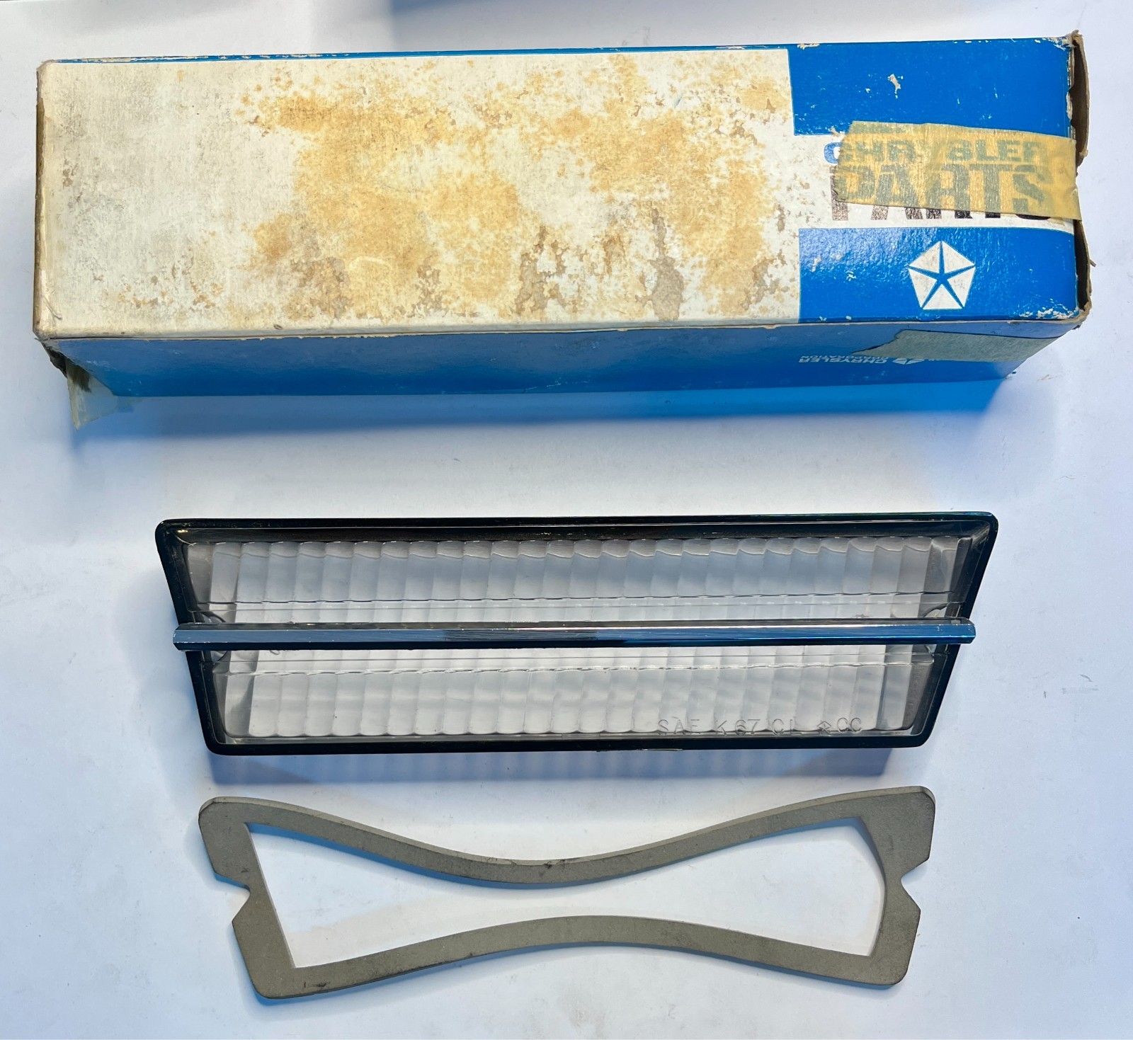 New Old Stock Fender End Corner Lamp Lens for 1967-68 Chrysler Models #2808984