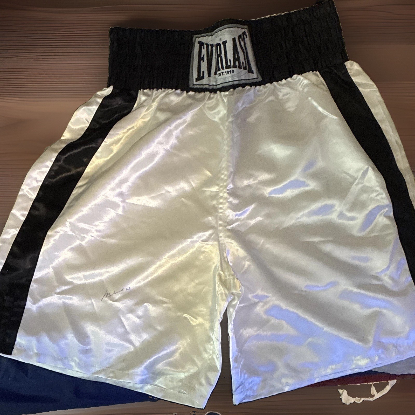 Everlast Boxing Trunks Shorts Muhammad Ali Signed White Black Stripes Unauth Everlast Boxing Trunks Shorts Muhammad Ali Signed White Black Stripes Unauth