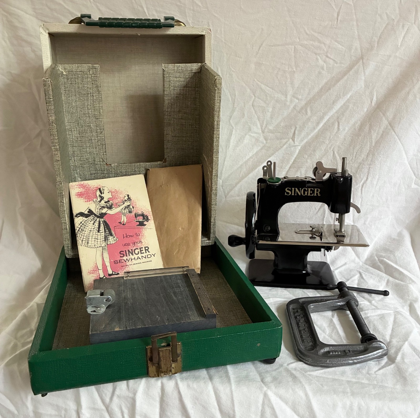 Vintage SINGER Sewhandy Model No. 20 Child’s Sewing Machine Black w Green Case