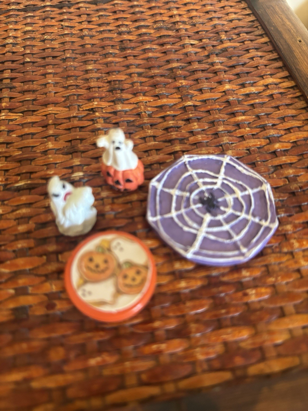 Halloween Miniature Lot Of 4 Ghosts Pumpkins Spider Vtg Decor Doll House Resin Halloween Miniature Lot Of 4 Ghosts Pumpkins Spider Vtg Decor Doll House Resin