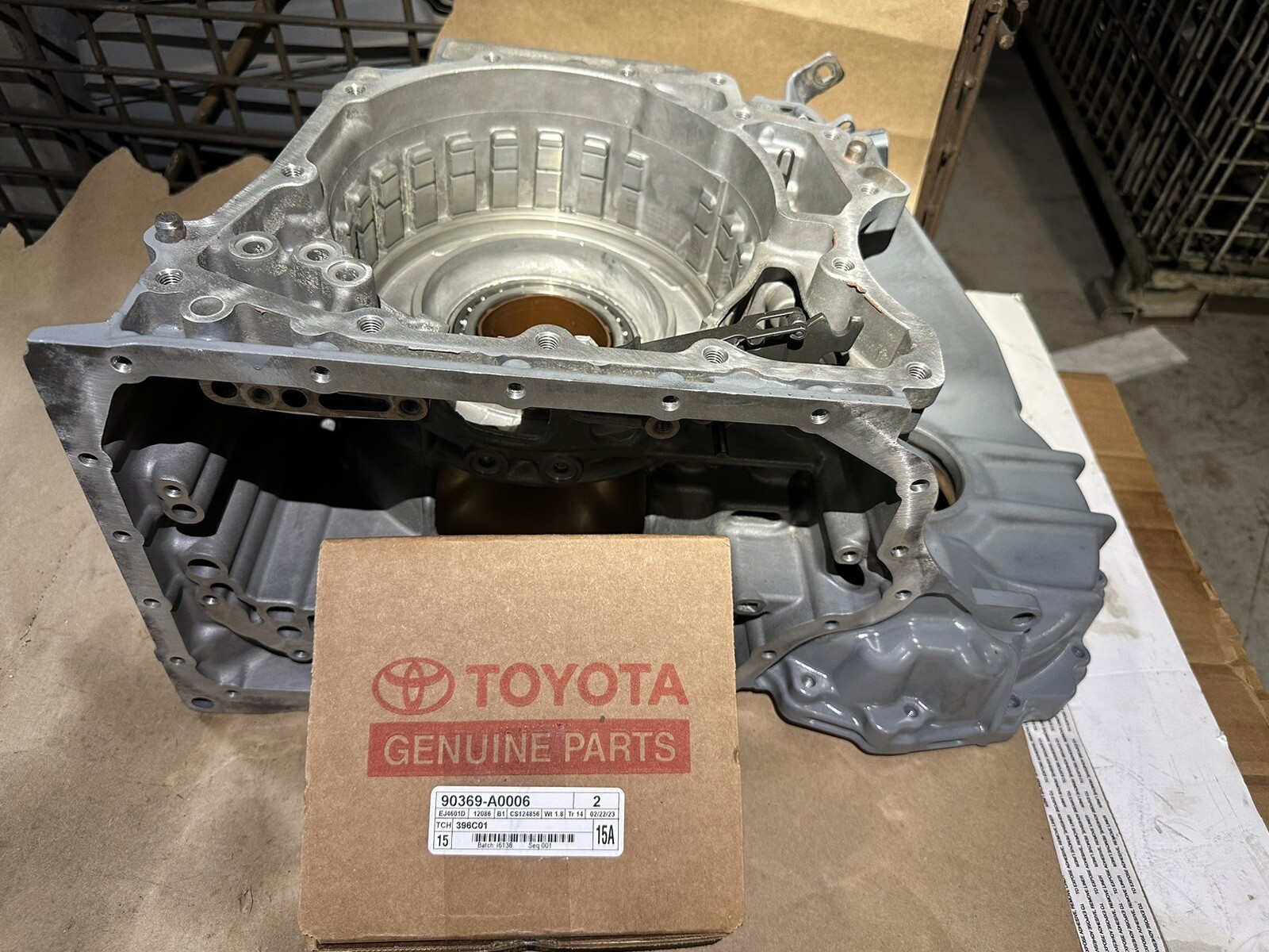 U760 TOYOTA CASE EMPTY 19 BOLT TO OIL PAN REMAN WITH NEW DOUBLE BEARING & RACE