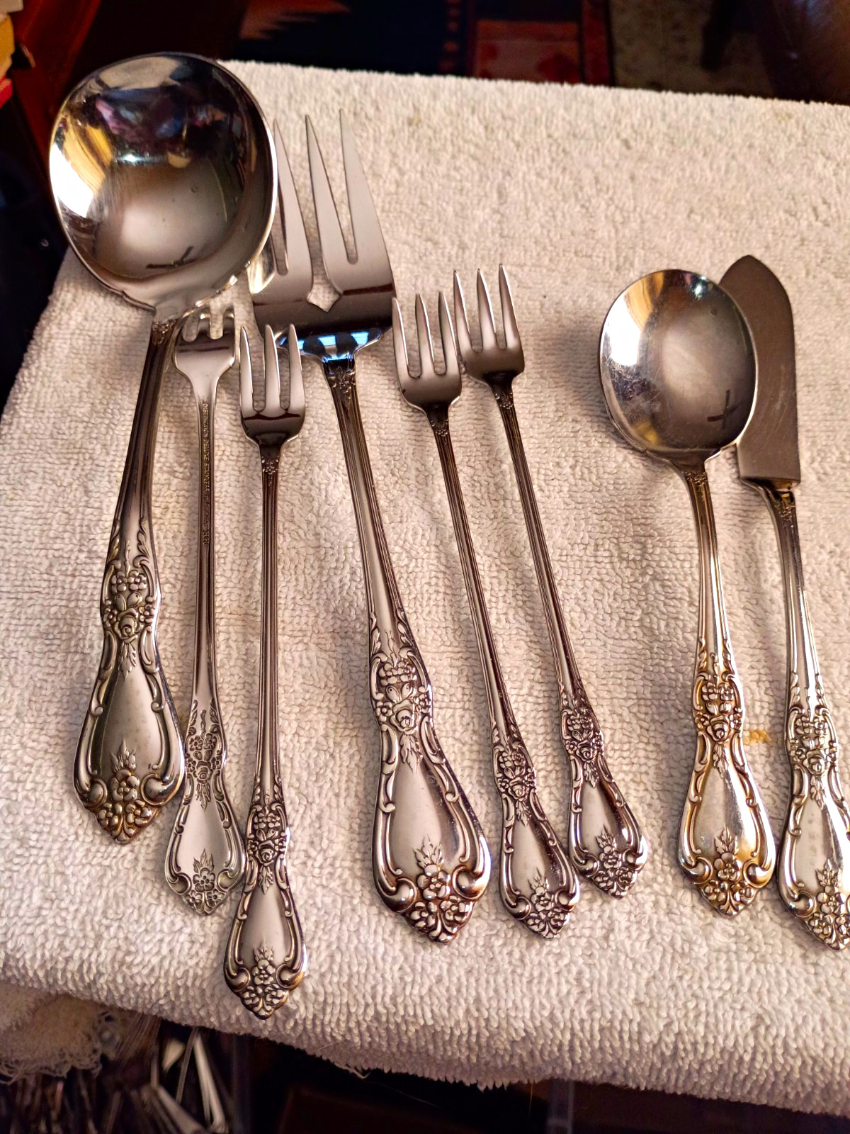 Oneida Distinction Deluxe 8pc Stainless Flatware Floral Glossy