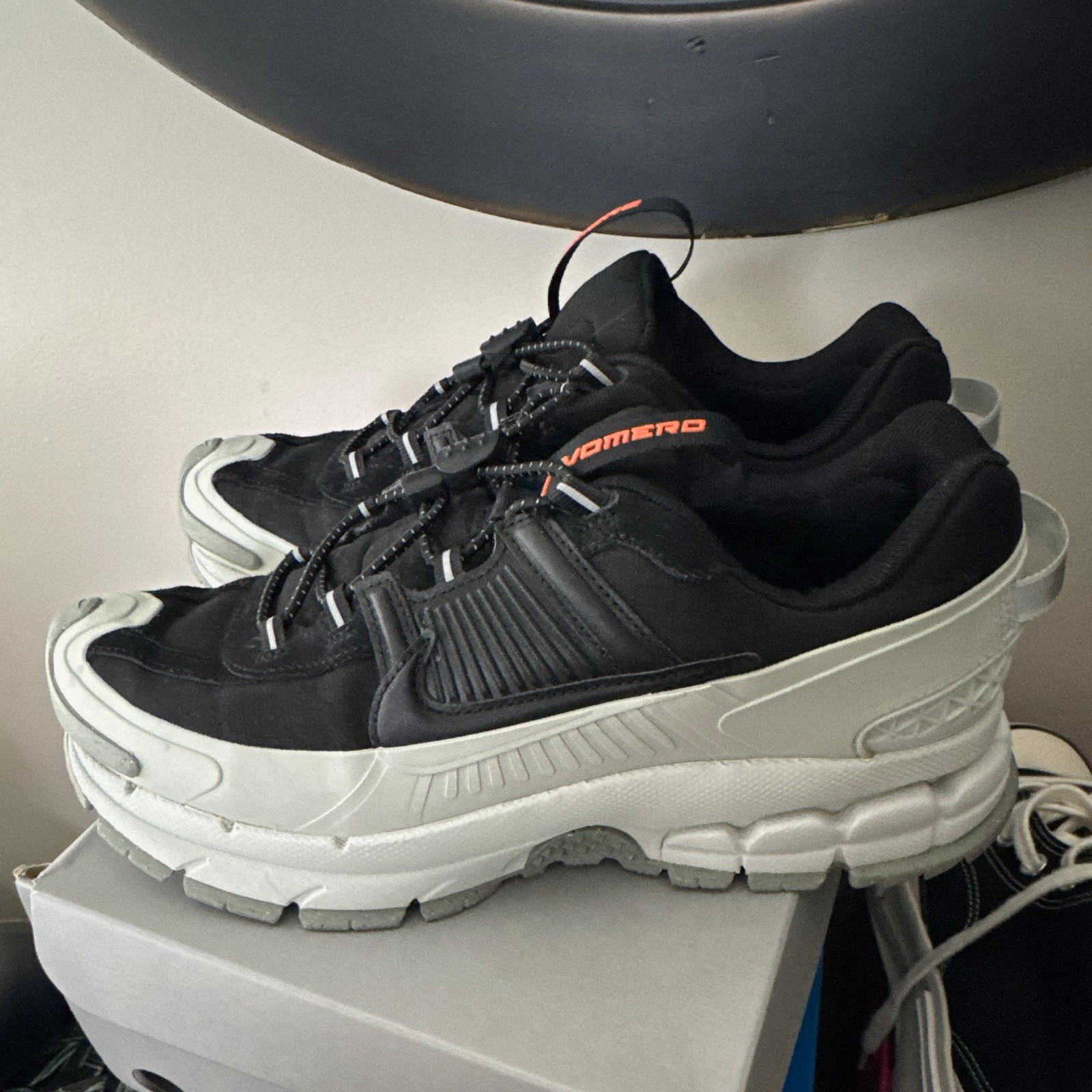 Nike Zoom Vomero Men’s Black White Low Top Lace-Up Athletic Sneakers Nike Zoom Vomero Men’s Black White Low Top Lace-Up Athletic Sneakers