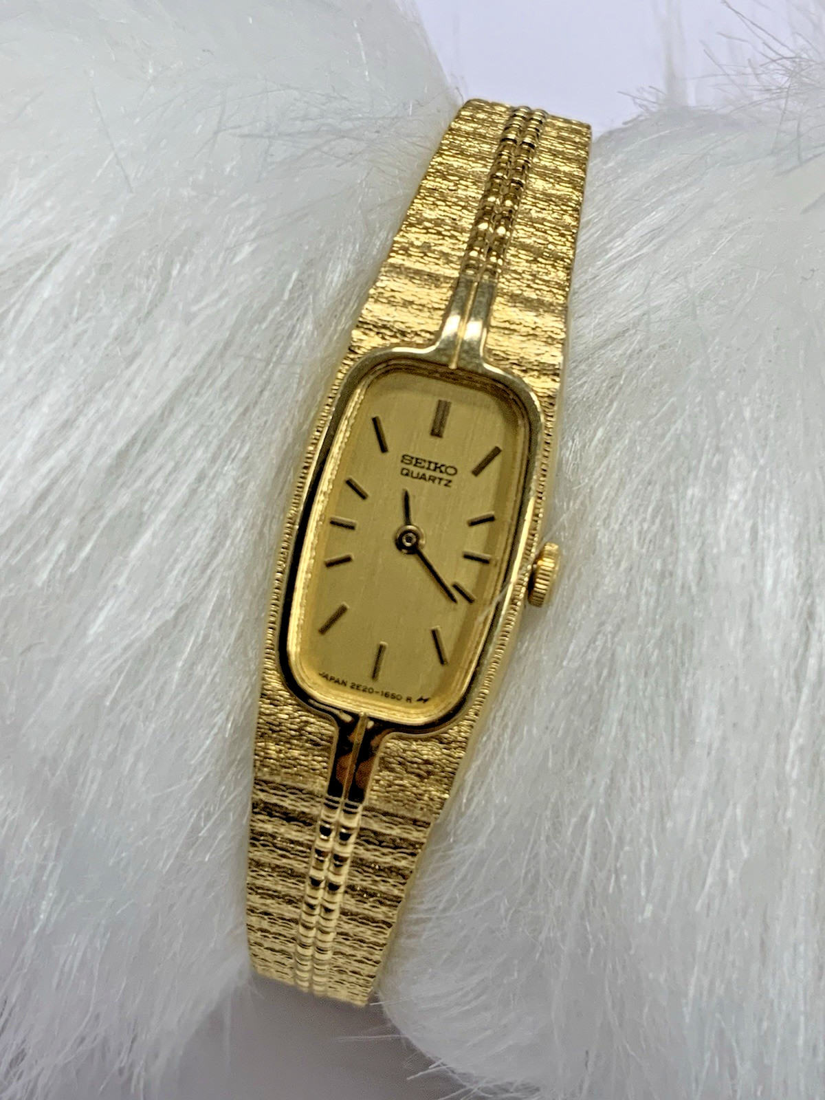 Gorgeous Vintage Ladies Seiko Quartz Slim Tank Watch Goldtone Bracelet 2E20-1650