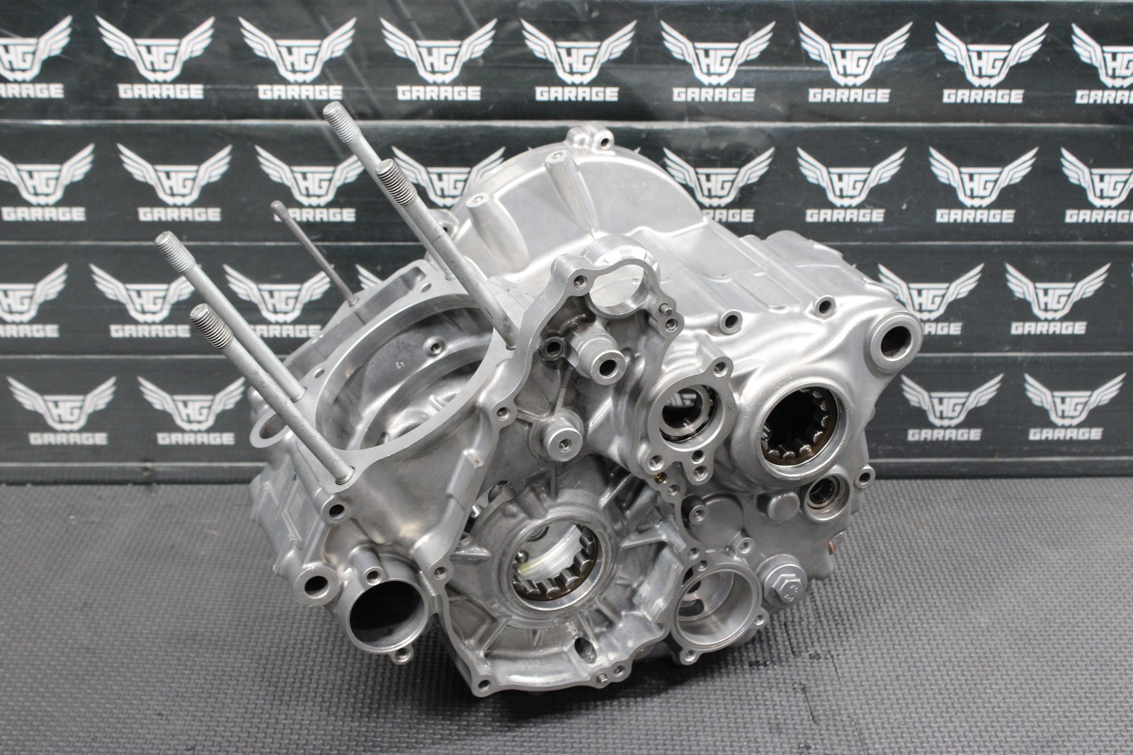 2020 HUSQVARNA 19-22 FC 350 FC350 OEM CRANKCASE SET LEFT RIGHT 79330000144 GOOD