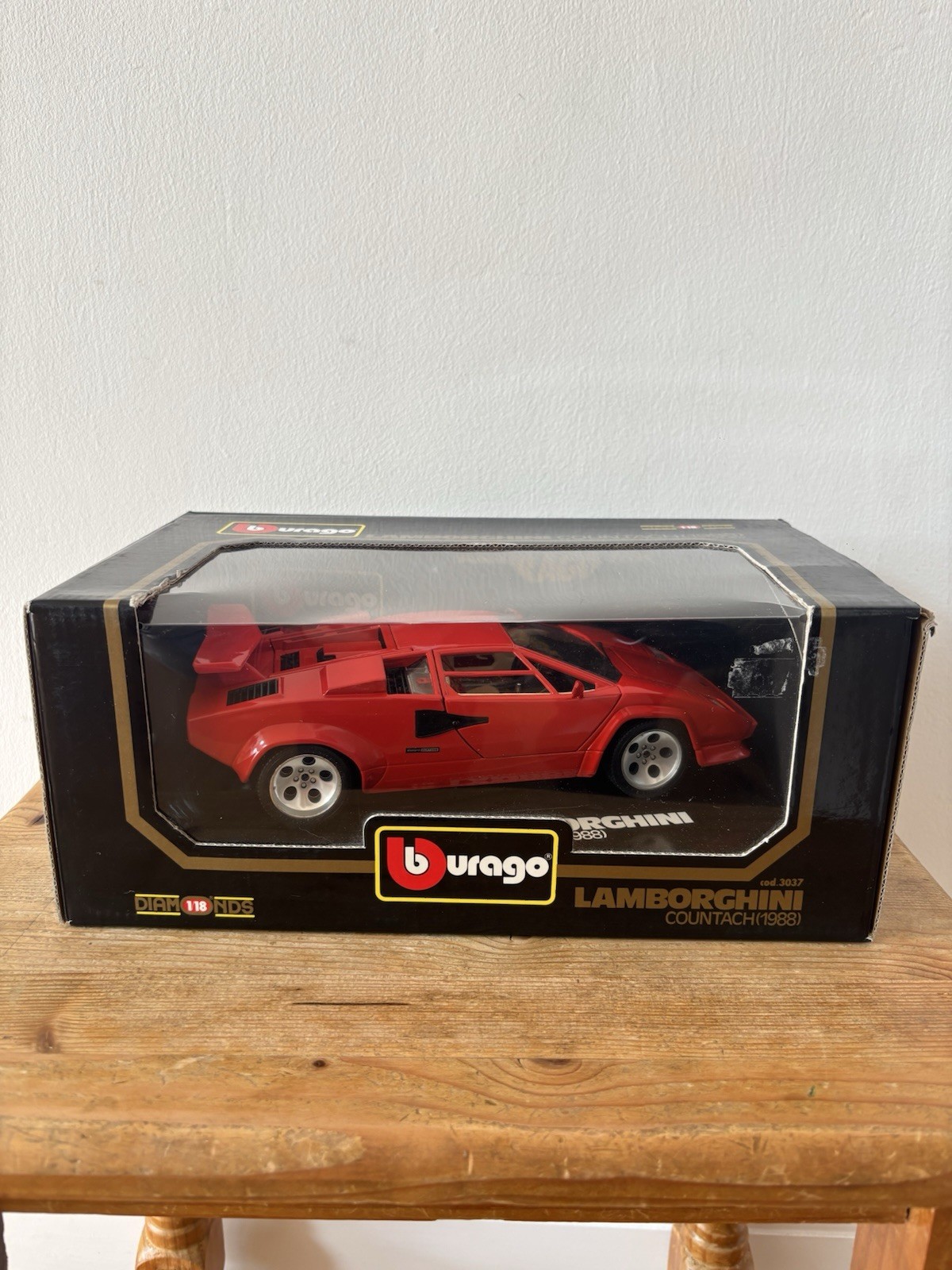 Burago 1/18 Scale Diecast 3037 - 1988 Lamborghini Countach - Red