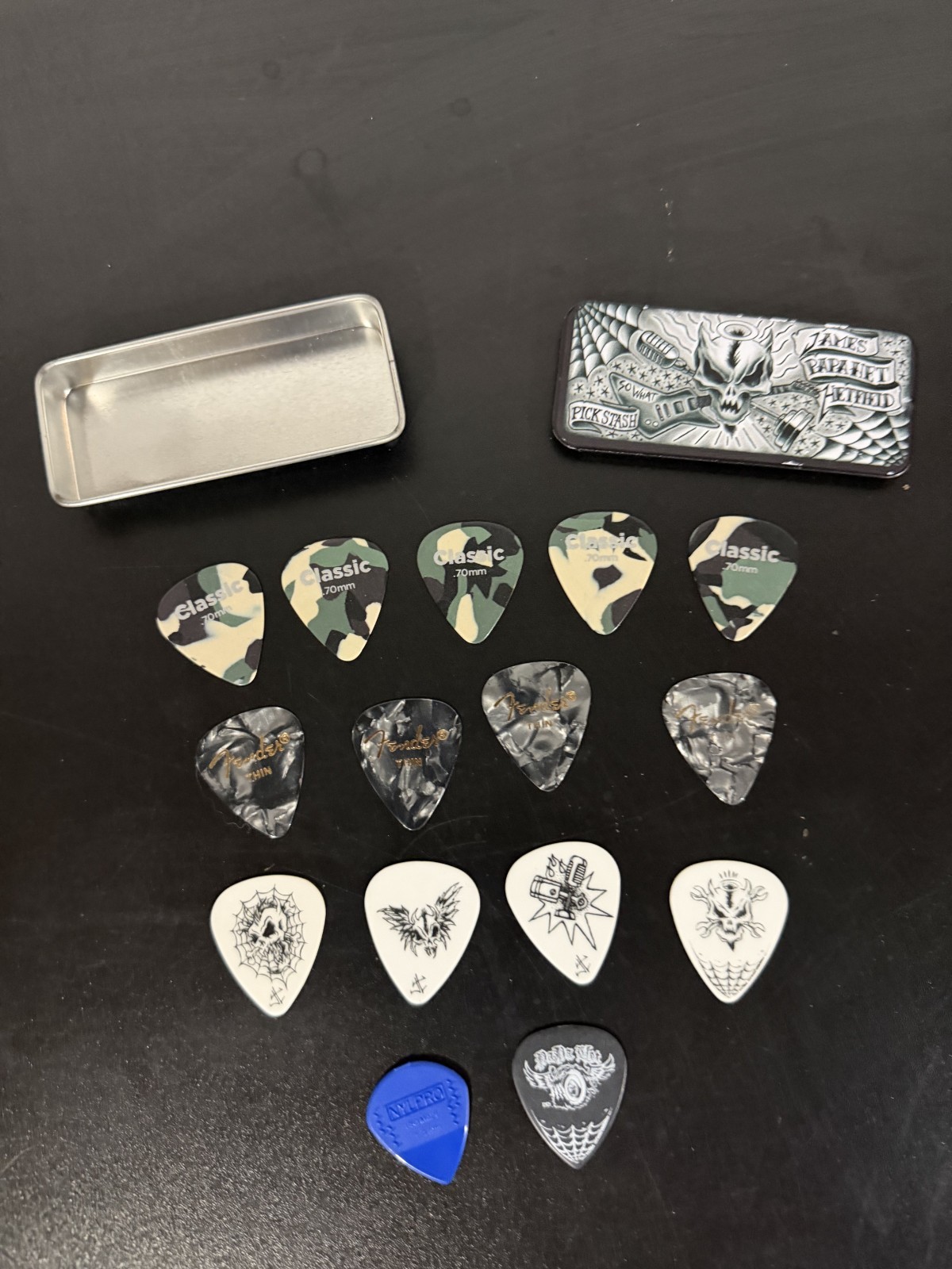 Dunlop James Hetfield Papa Het Pick Stash Tin Metallica + 15 Mixed Guitar Picks