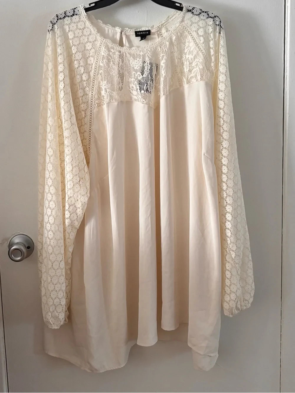 Torrid 6X Cream Lace Blouse NWT Georgette Long Sleeve Keyhole