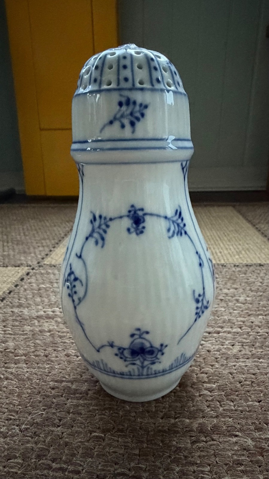 ROYAL COPENHAGEN BLUE FLUTED TALL SUGAR SHAKER MUFFINEER 2126 DENMARK ROYAL COPENHAGEN BLUE FLUTED TALL SUGAR SHAKER MUFFINEER 2126 DENMARK