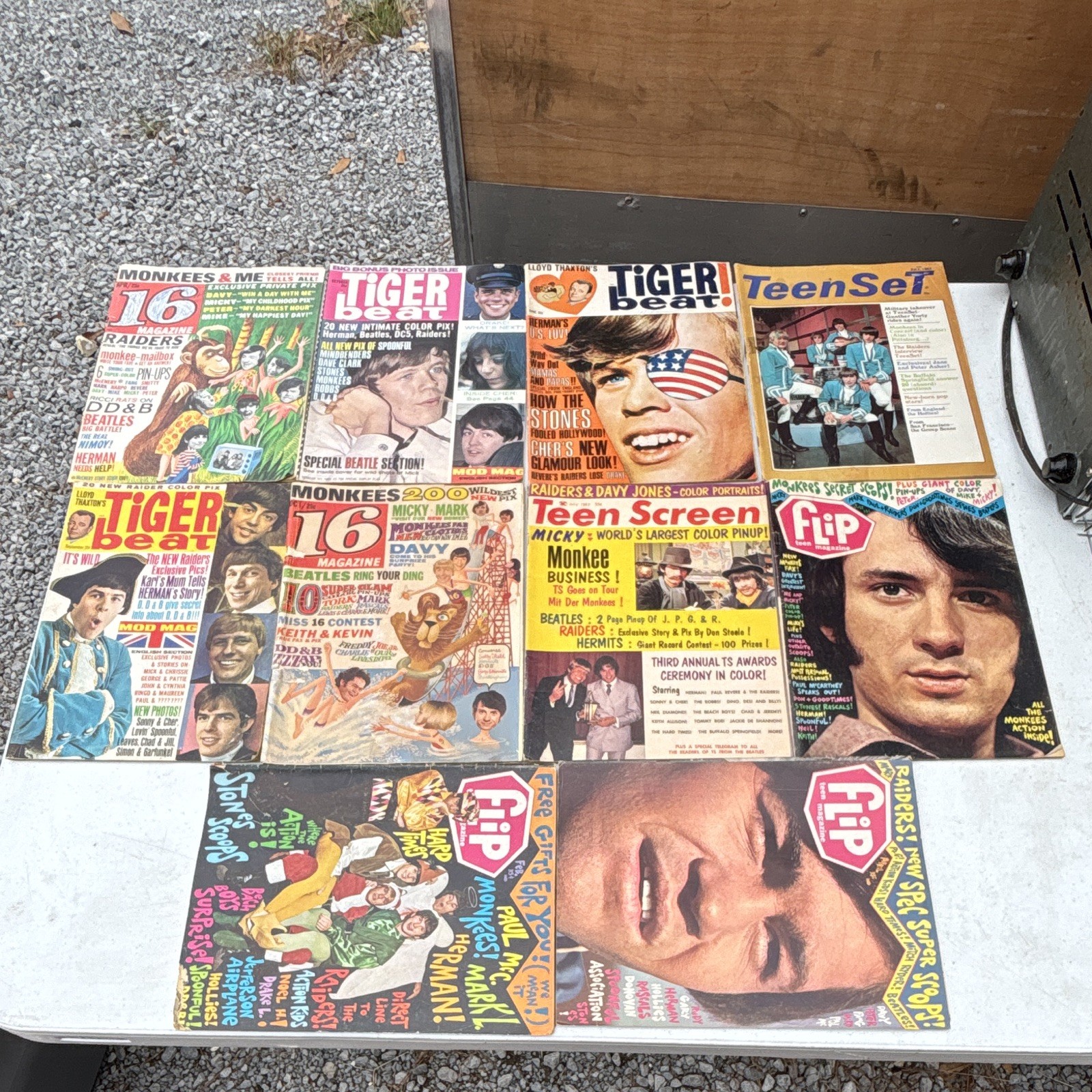 10 vintage 1960s teen celebrity pop-culture magazines Collectible