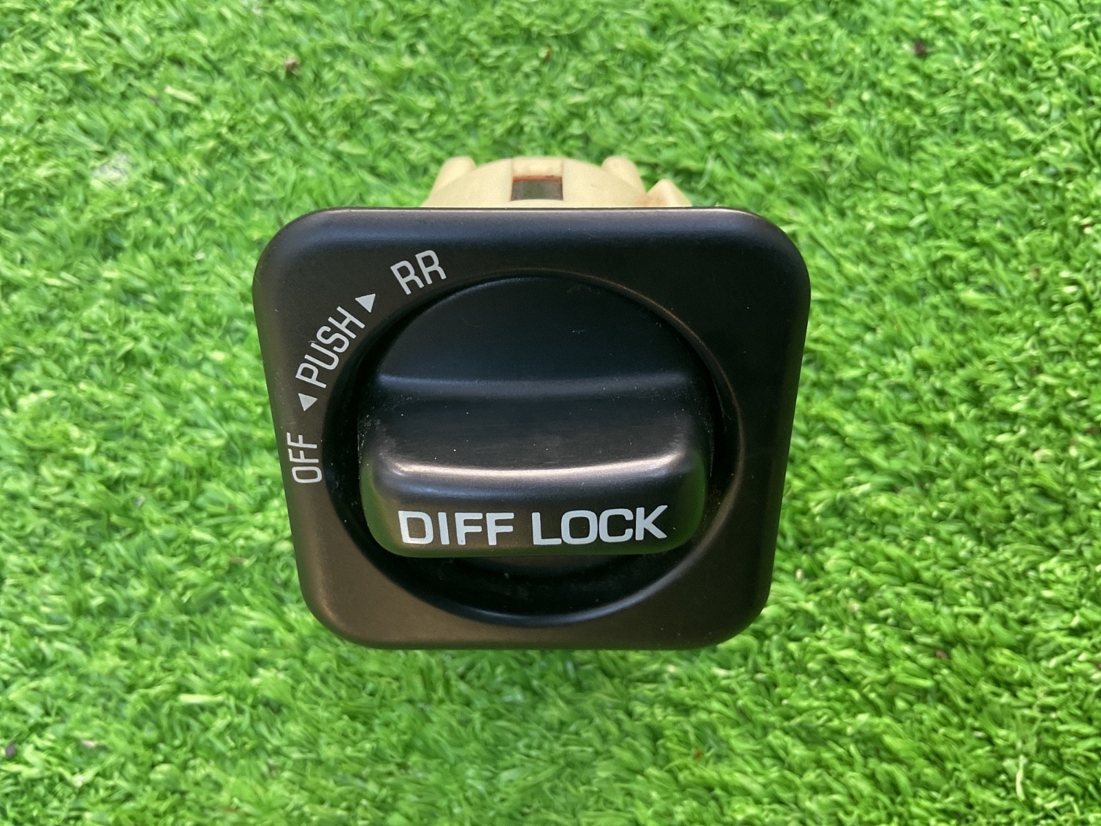 1998-2003 Toyota LandCruiser Diff Lock Control Switch OEM 84725-60030 1998-2003 Toyota LandCruiser Diff Lock Control Switch OEM 84725-60030