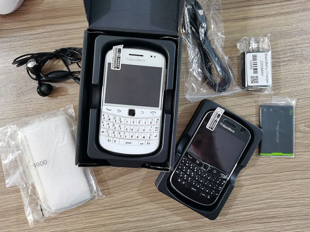 BLACKBERRY 9900 BOLD - 8 GB - Black / White 3G (Unlocked)  XMAS