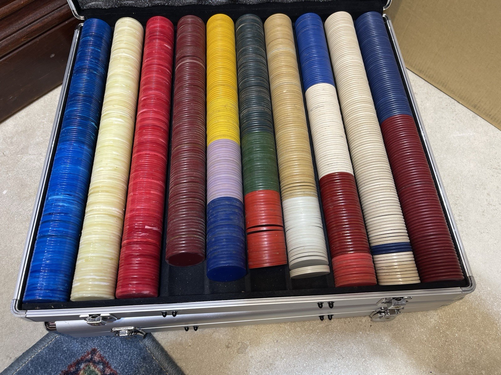 1000+ Poker Chip Mixed Vintage/Antique Lot w/ Aluminum Case, 1000+ Poker Chip Mixed Vintage/Antique Lot w/ Aluminum Case,
