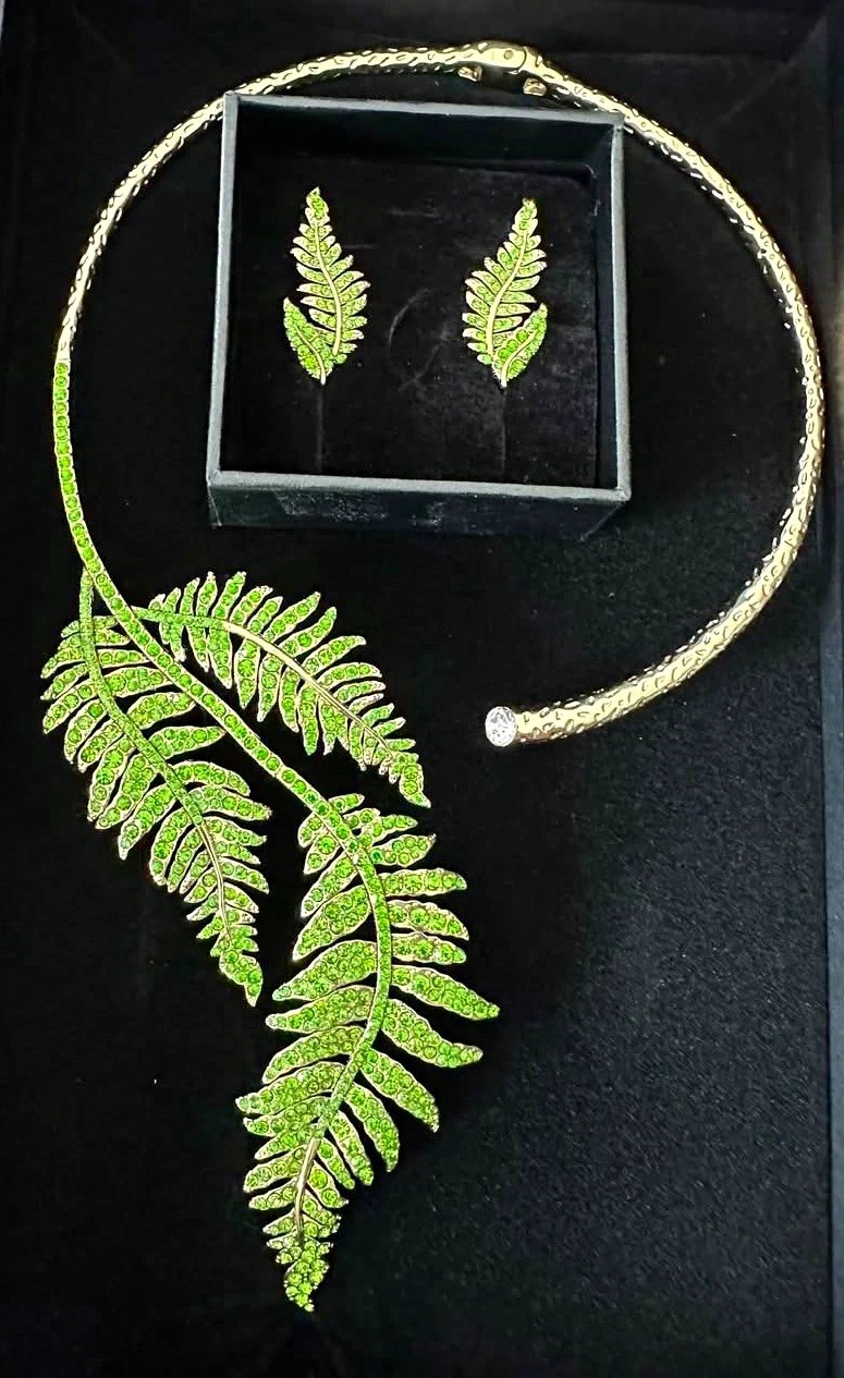 Heidi Daus “Le Fern” Leaf Collar Necklace & Omega Pierced Earrings Set Heidi Daus “Le Fern” Leaf Collar Necklace & Omega Pierced Earrings Set