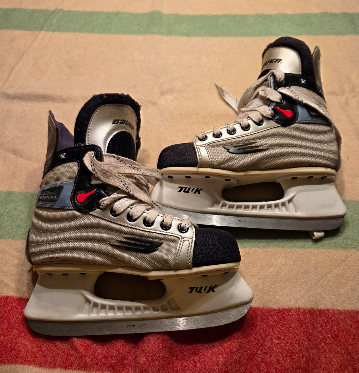 Bauer Vapor V, Ice Hockey Skates Size 4 D, Silver/Black/White TUUK