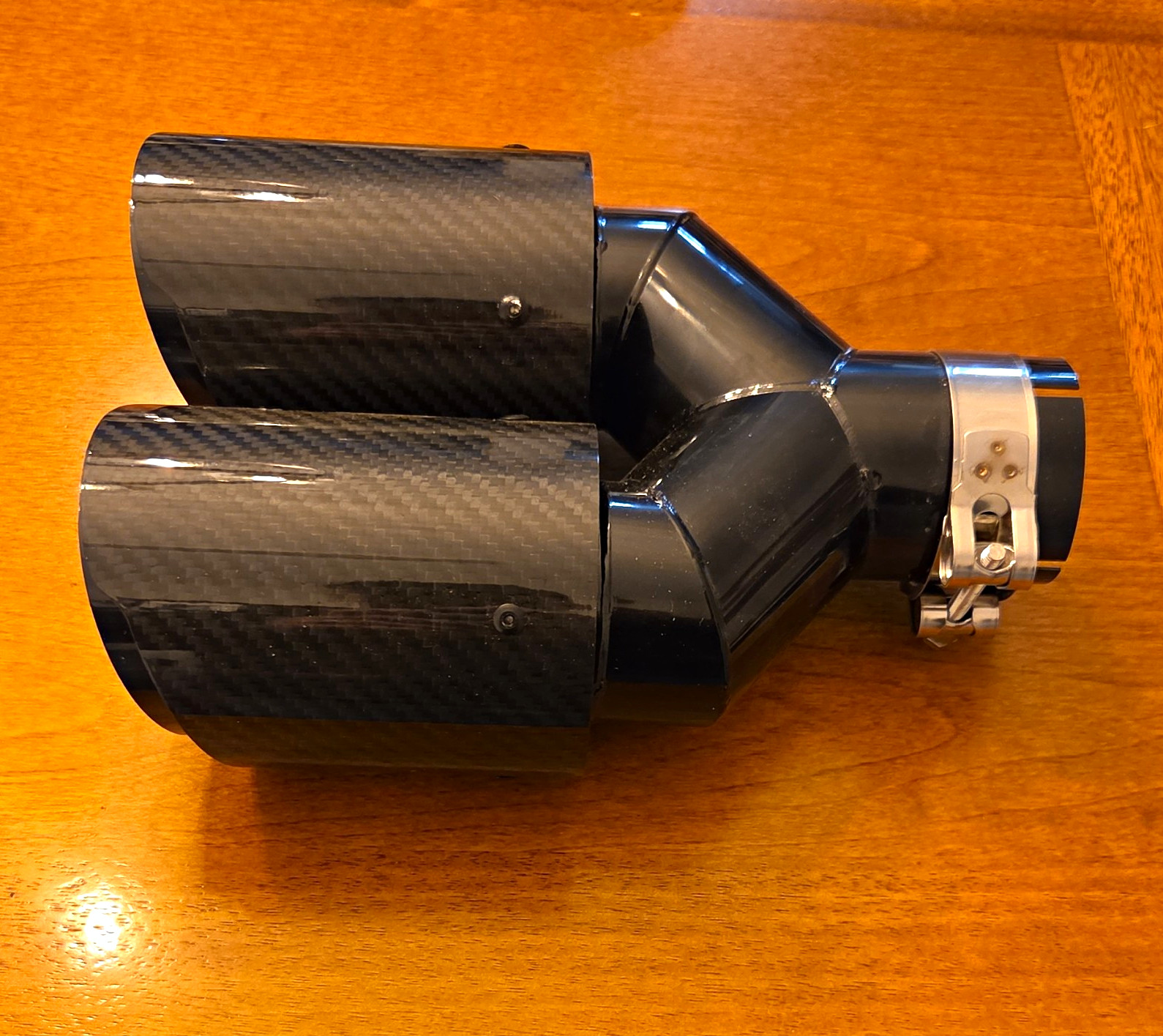 universal dual carbon fiber exhaust tip Y-pipe configuration.2.36 to 2.5 inches universal dual carbon fiber exhaust tip Y-pipe configuration.2.36 to 2.5 inches