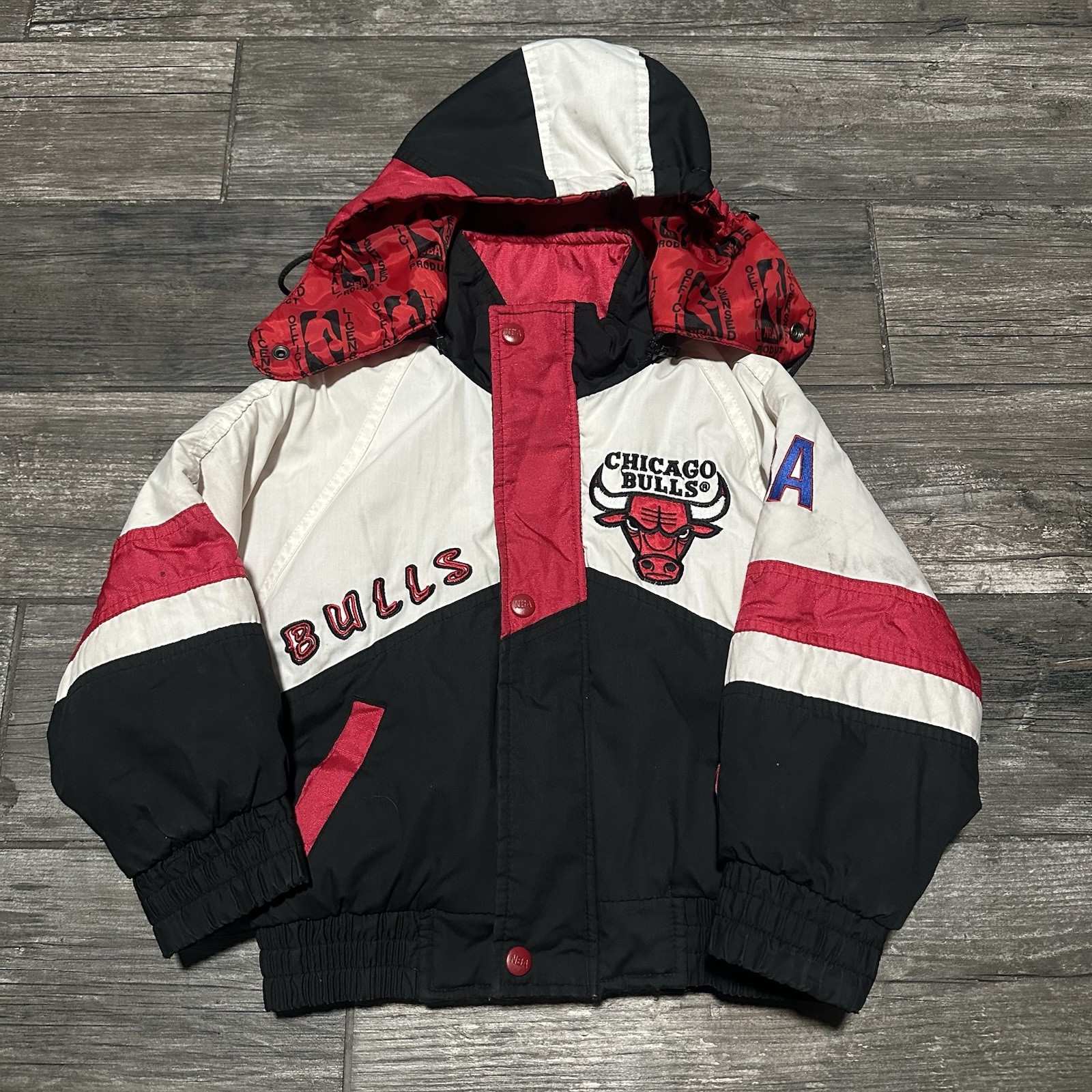 VTG PRO PLAYER CHICAGO BULLS GRAFFITI KIDS PUFFER JACKET BASKETBALL SZ S RED