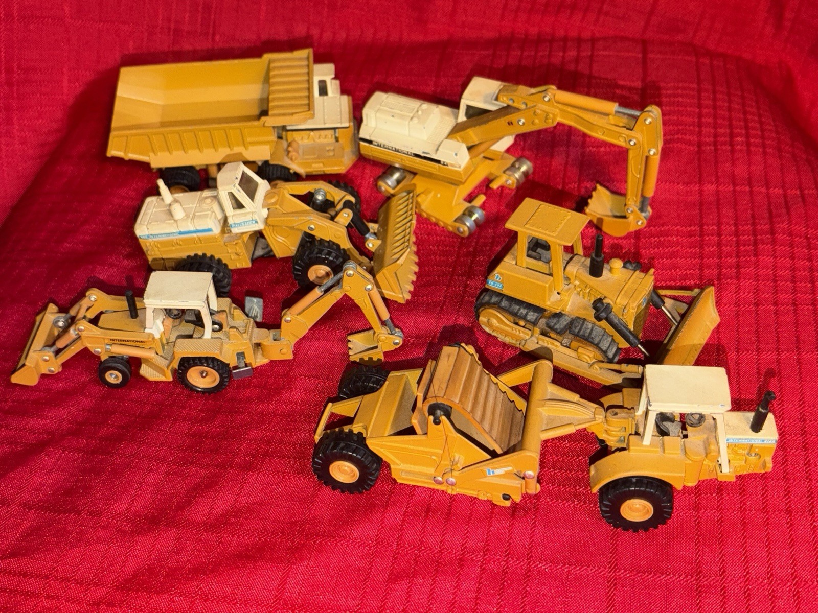 ERTL INTERNATIONAL PAY HAULER BULLDOZER SCRAPER EXCAVATOR PAYLOADER BACHOE LOT ERTL INTERNATIONAL PAY HAULER BULLDOZER SCRAPER EXCAVATOR PAYLOADER BACHOE LOT