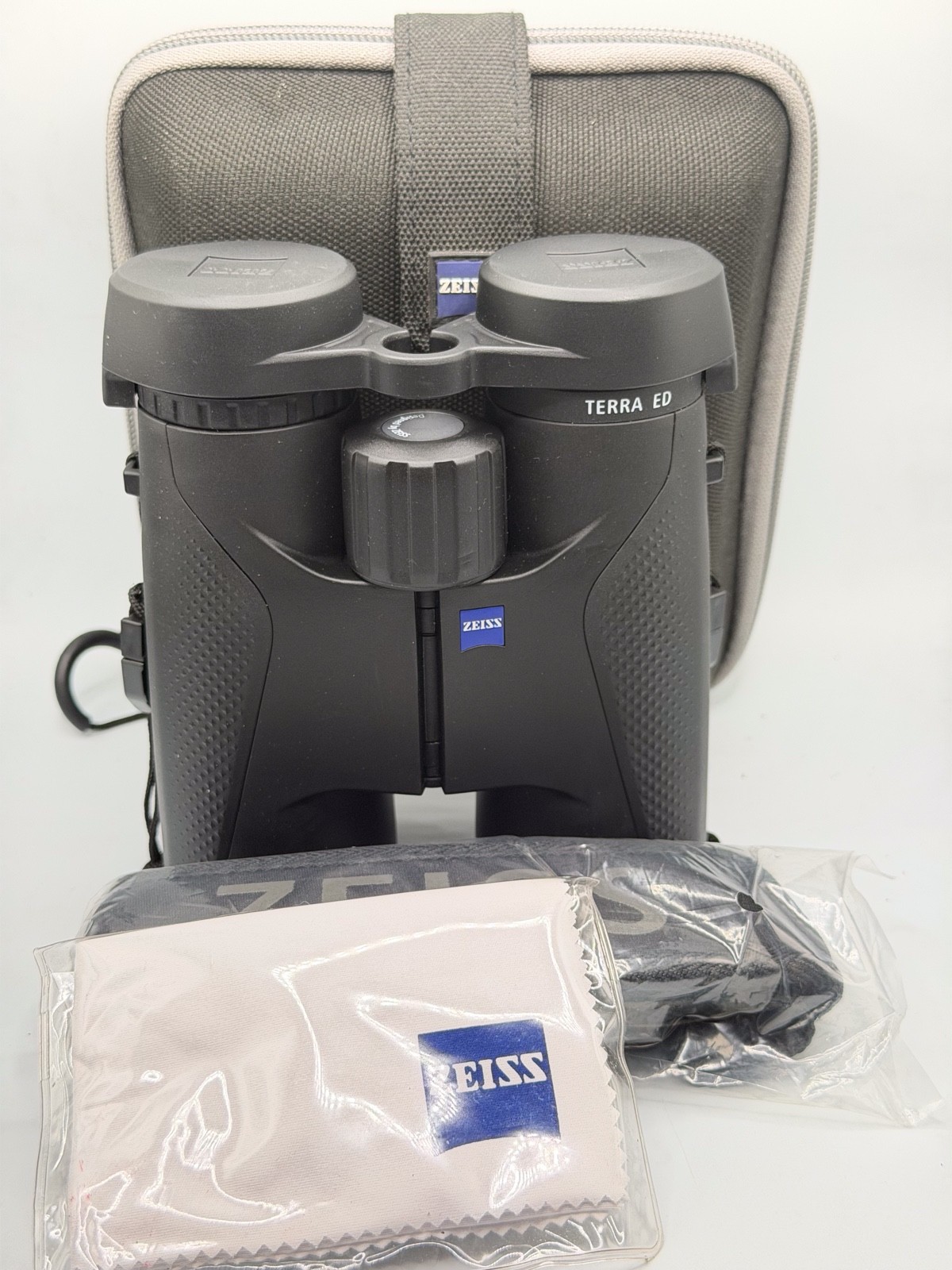 ZEISS Terra ED 8x42 Binoculars Black w/ Case Strap Cloth Lens Covers near Mint ZEISS Terra ED 8x42 Binoculars Black w/ Case Strap Cloth Lens Covers near Mint