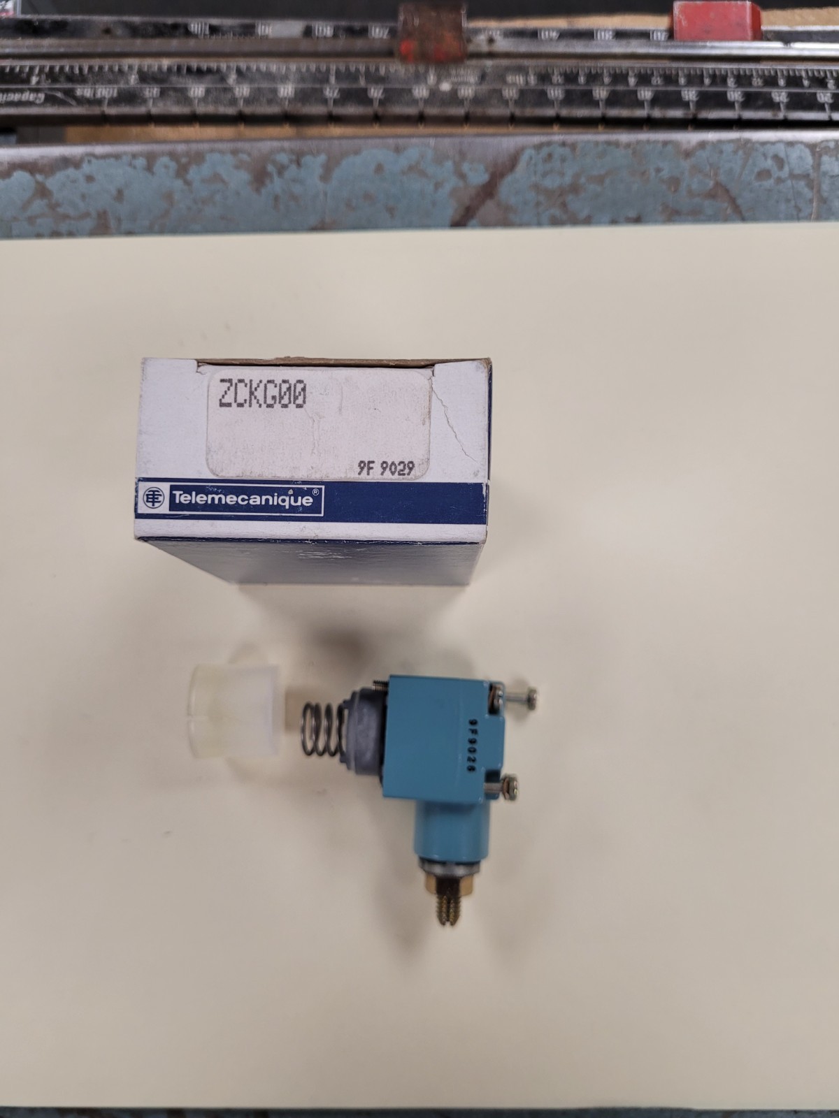 ZCKG00, Schneider Electric Limit Switch. New